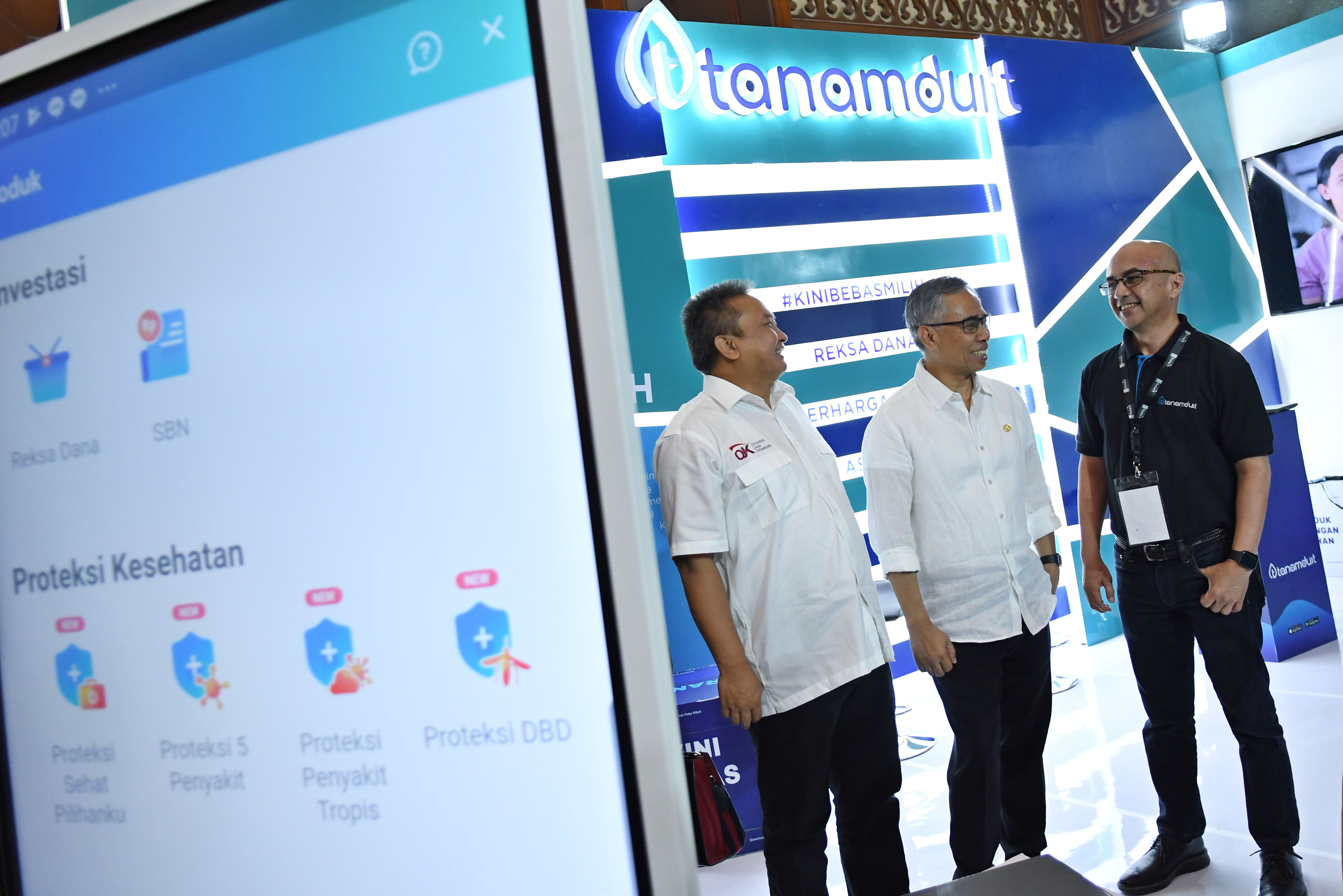 Chief Business Tanamduit M. Hanif saat meninjau stan Tanamduit pada pameran Indonesia Fintech Summit & Expo 2019 diJakarta Convention Center