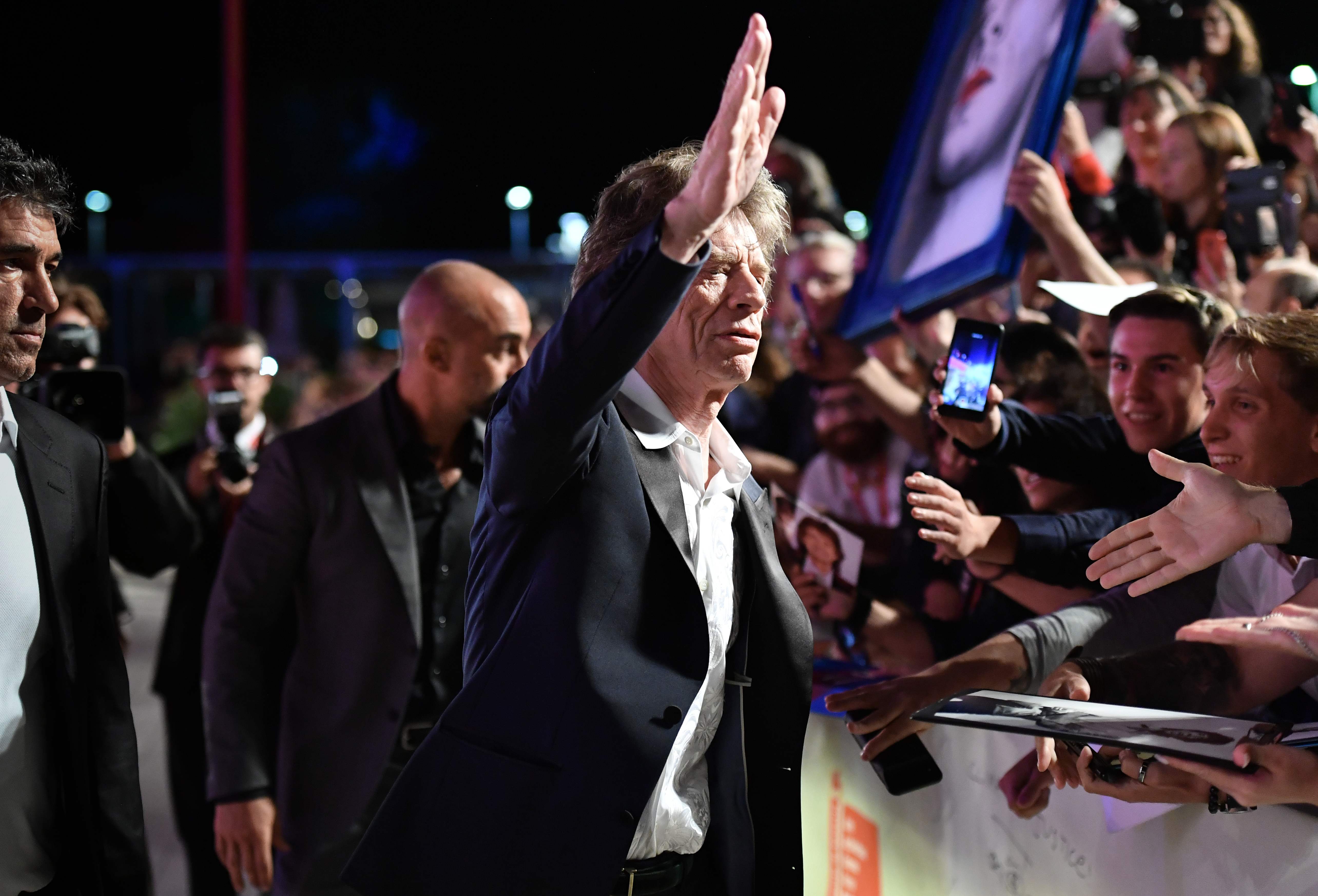 Vokalis Rolling Stones Mick Jagger menyapa para penggemarnya di Festival Film Venice, Italia, Sabtu (8/9)