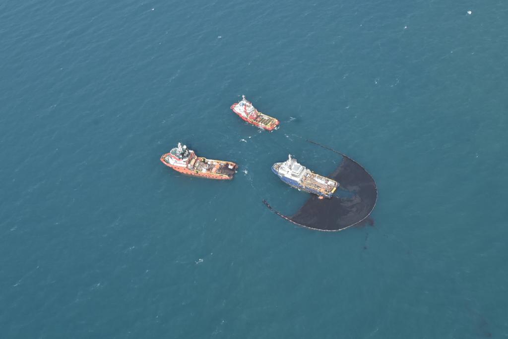 Penanganan tumpahan minyak di Karawang