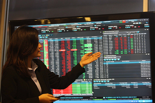 Nasabah membaca informasi tentang produk reksa dana di Kantor Danareksa Investment Management, Jakarta