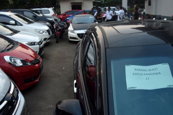 Halaman Kejari Depok Bak Museum Mobil dan Motor Bekas