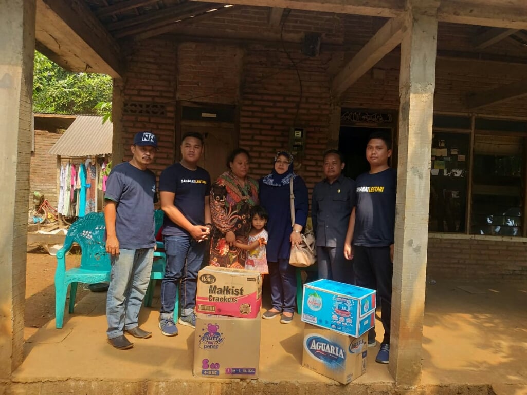 Sahabat Lestari memberikan bantuan korban kebakaran di Jepara, Jawa Tengah.  