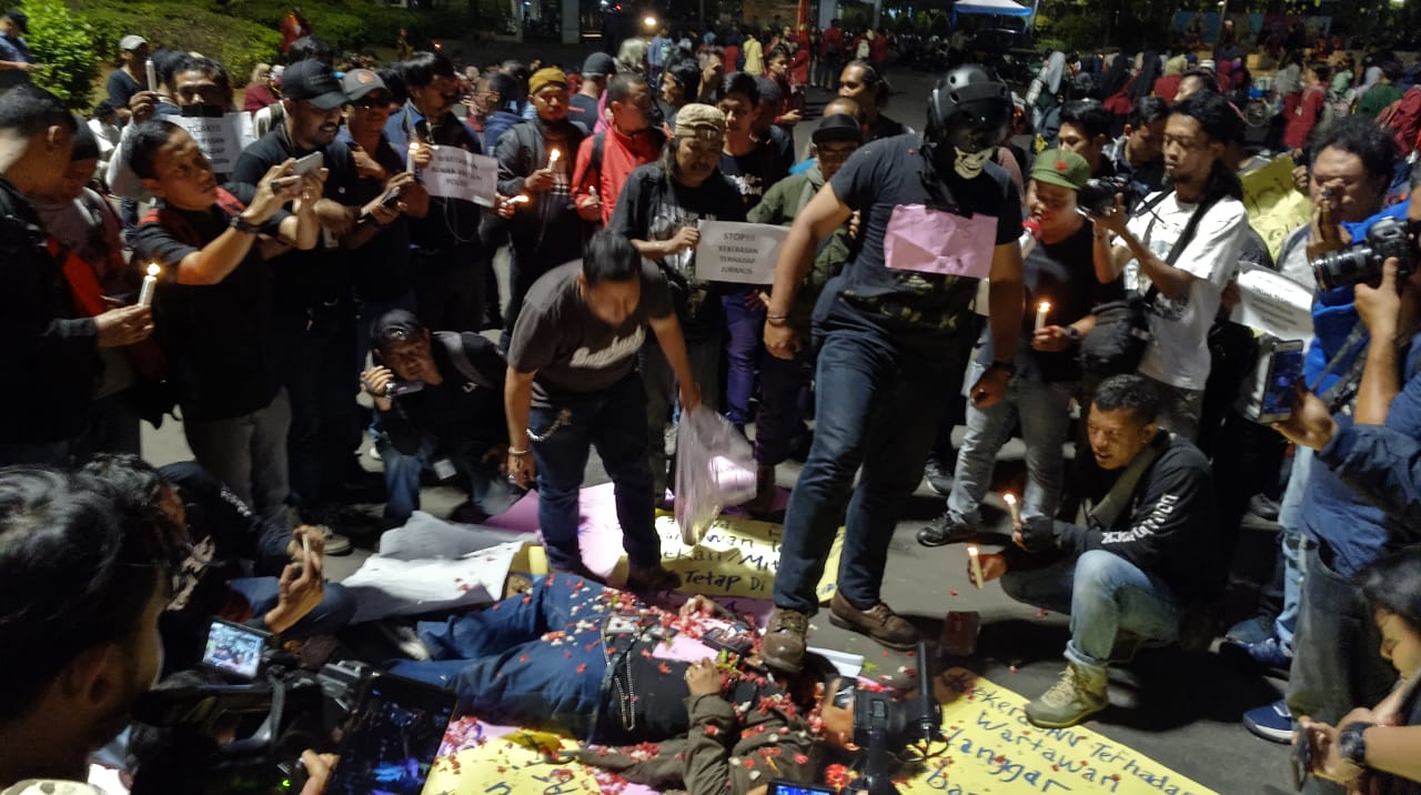 Wartawan di DKI Jakarta menggelar aksi teatrikal dalam demonstrasi menolak kekerasan terhadpa jurnalis