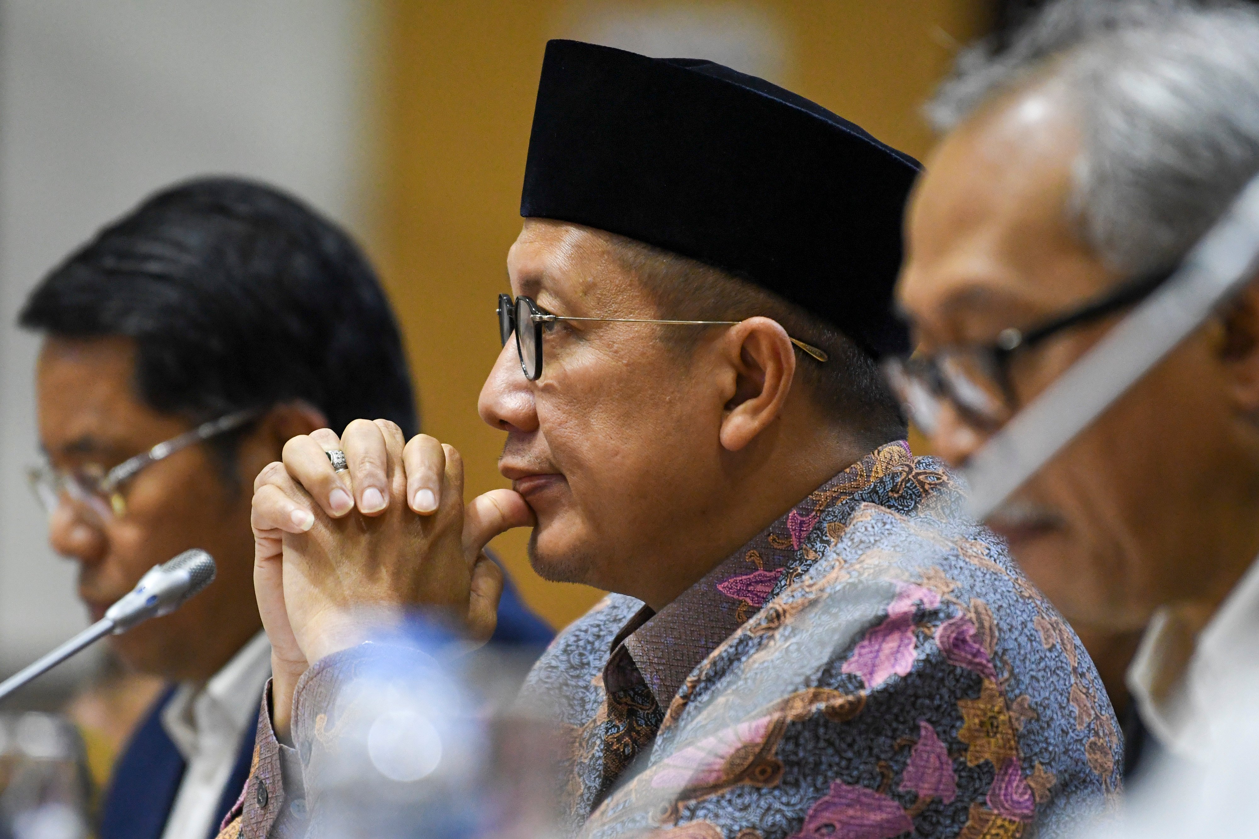 Menteri Agama Lukman Hakim Saifuddin (tengah) mendengarkan pendapat saat mengikuti rapat kerja dengan Komisi VIII DPR, hari ini.