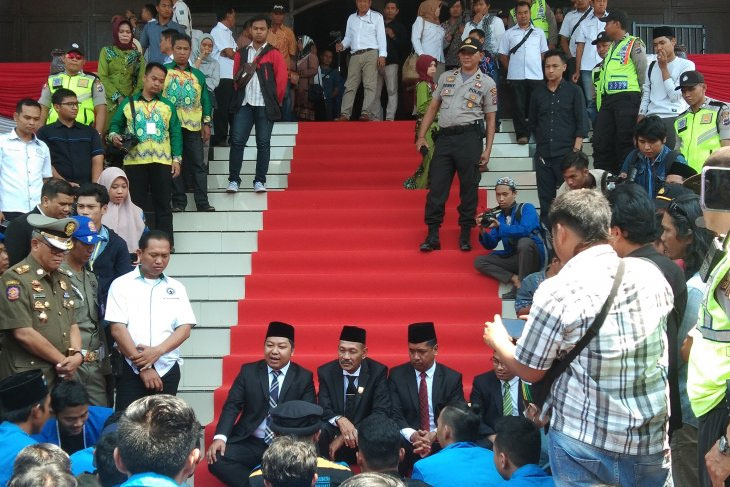 Ketua DPRD Banjar sementara M Rofiqi (duduk berpeci paling kiri) mendengarkan tuntutan mahasiswa  