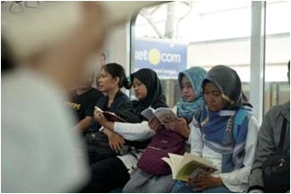 Peserta membaca di MRT
