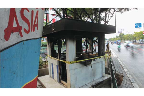 Kondisi pos polisi di bawah jembatan Slipi, Jakarta Barat, kemarin, setelah dibakar massa.