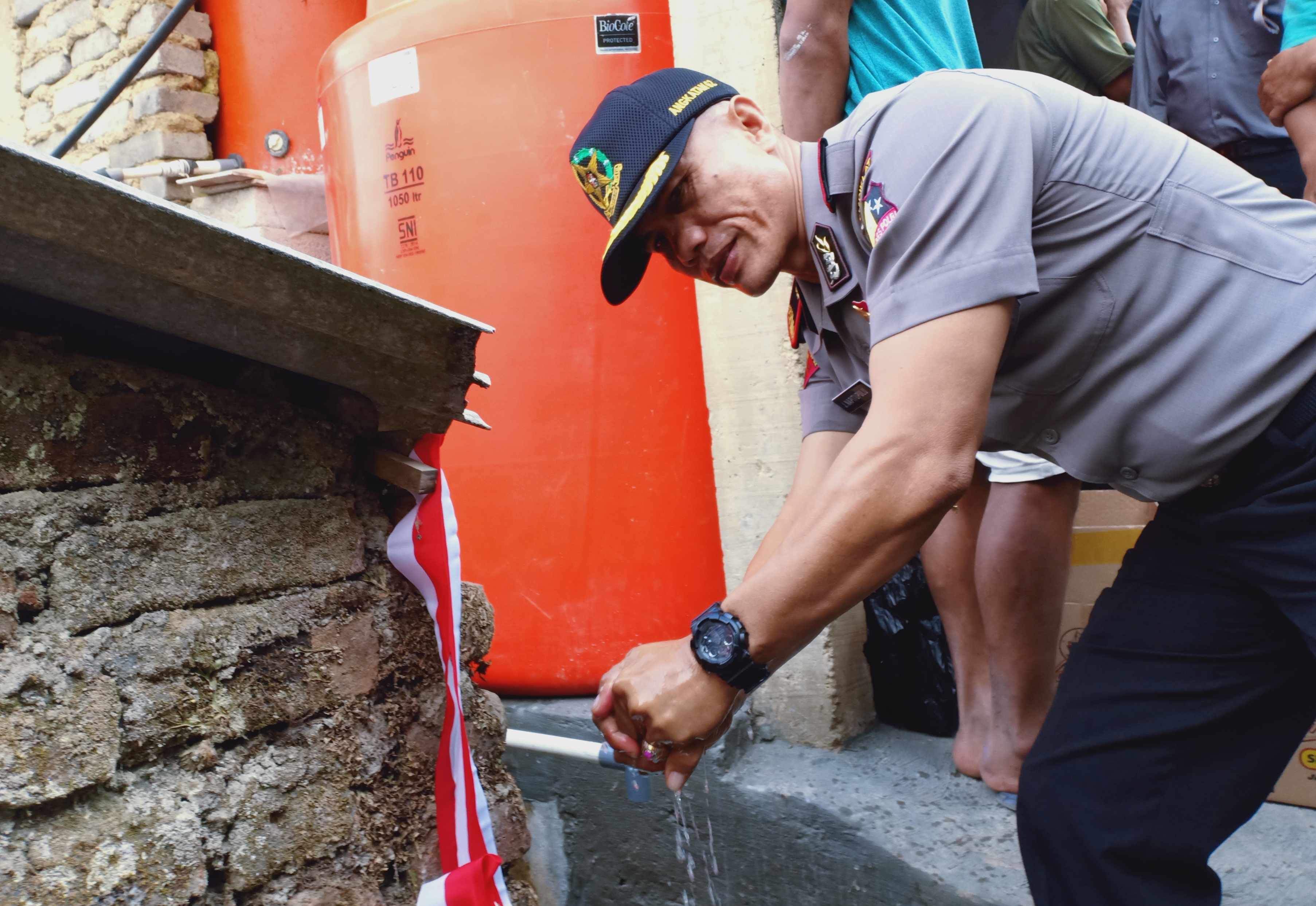  Pasis Sespimma Sespim Lemdiklat Polri angkatan 62/2019 memberikan bantuan air bersih kepada warga Kampung Gadog, Desa Kayuambon, Lembang.