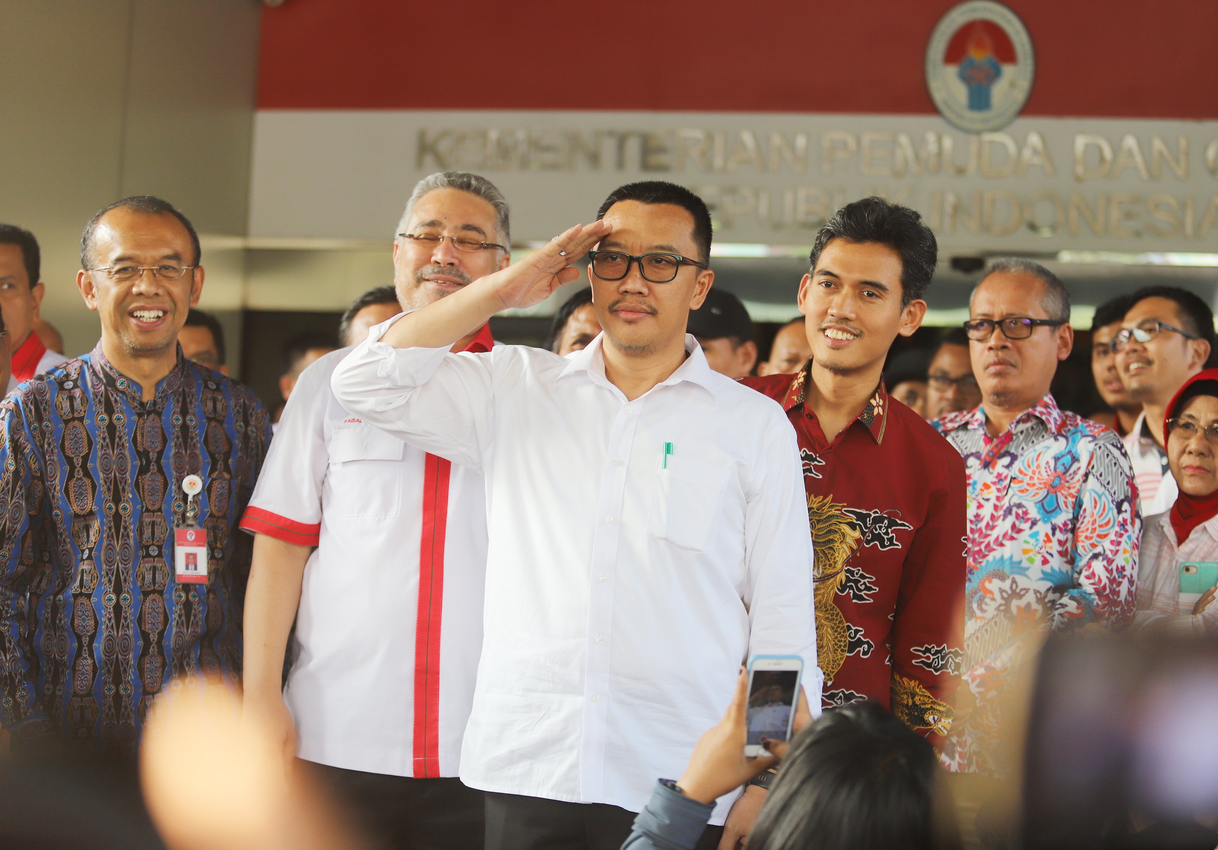 Menpora Imam Nahrawi (tengah) didampingi Jajaran Kemenpora memberikan keterangan pers terkait pengunduran diri di Kantor Kemenpora, Jakarta.