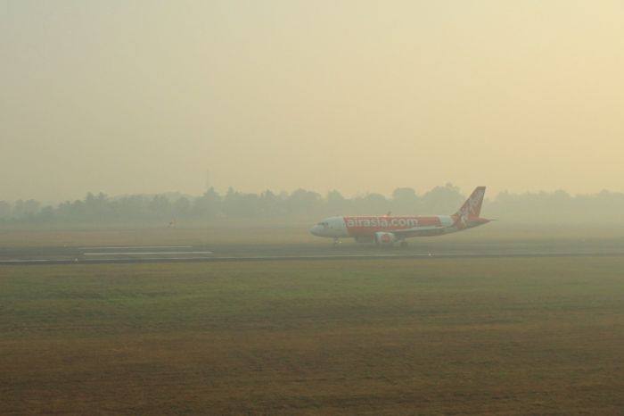 Kabut asap menyelimuti Bandara SMB II Palembang.