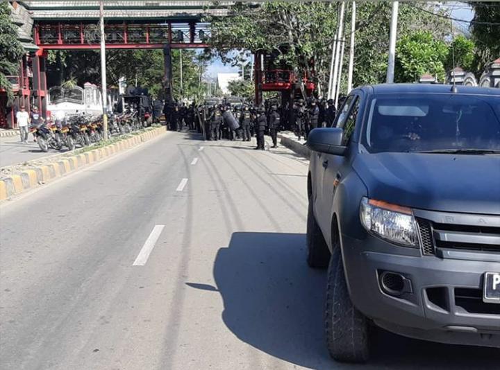 Aparat keamanan bersiaga di Kampus Universitas Cendrawasih yang saat ini diduduki ratusan orang. 