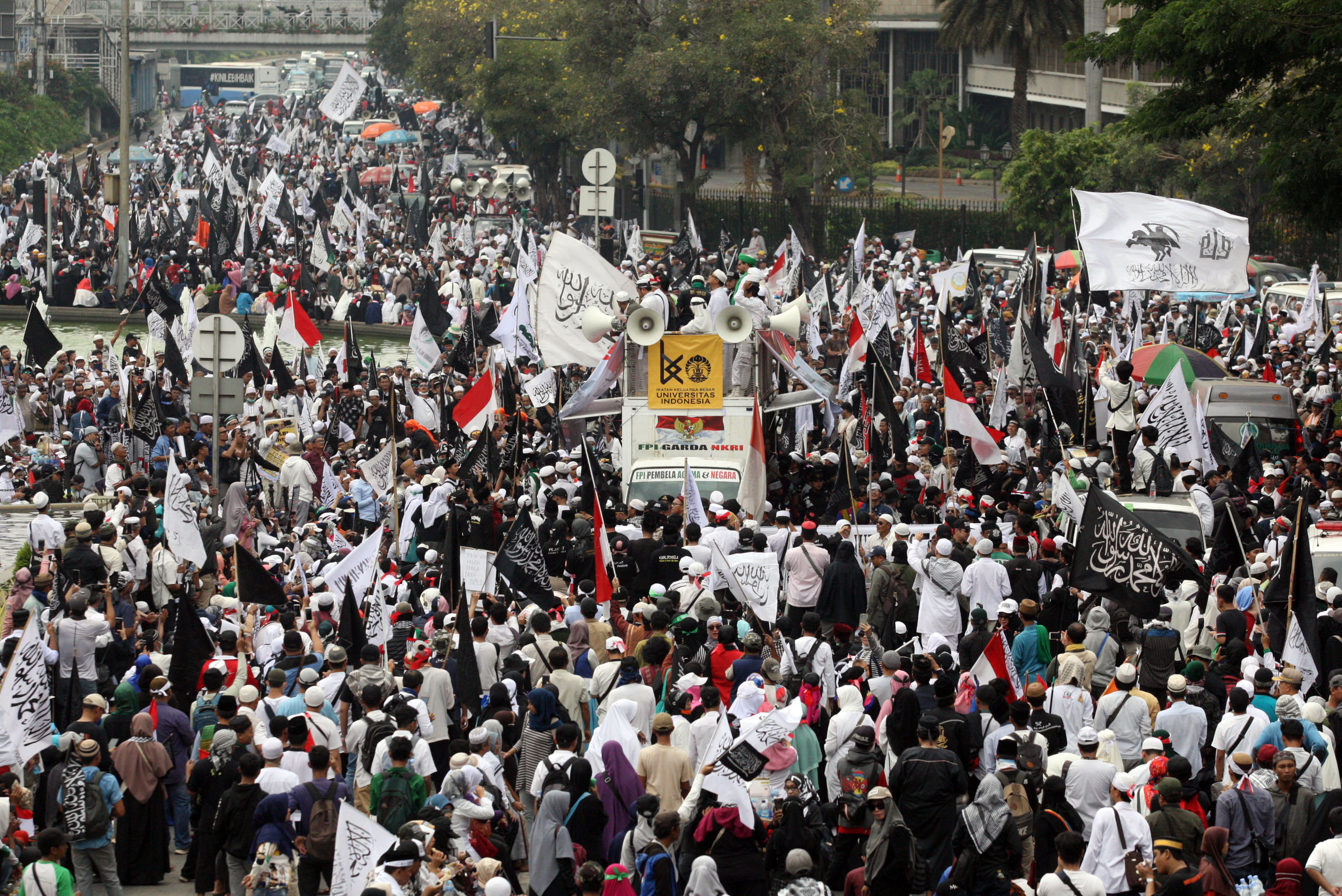 Massa dari beberapa ormas islam melakukan aksi unjuk rasa 