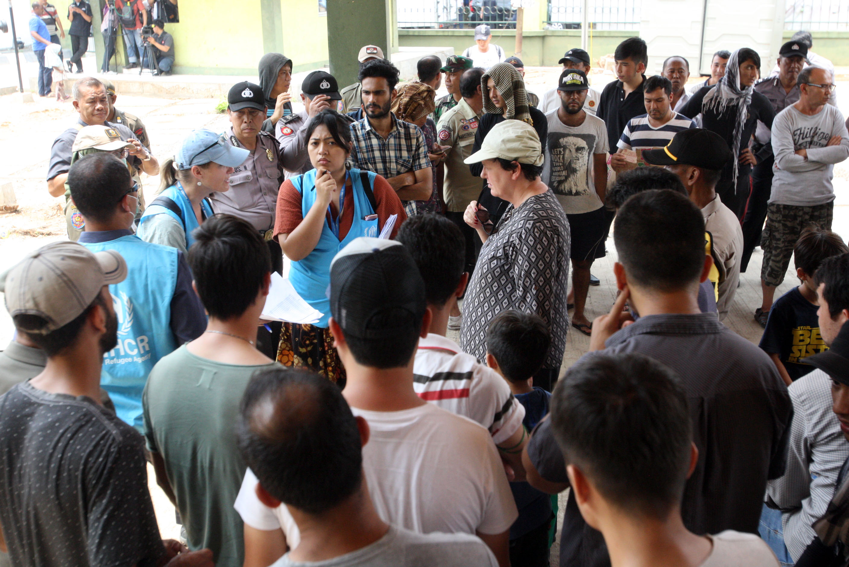 Para pencari suaka menunggu keputusan tempat tinggal dari UNHCR di Tempat Penampungan Sementara, Kalideres, Jakarta, Senin (2/9)