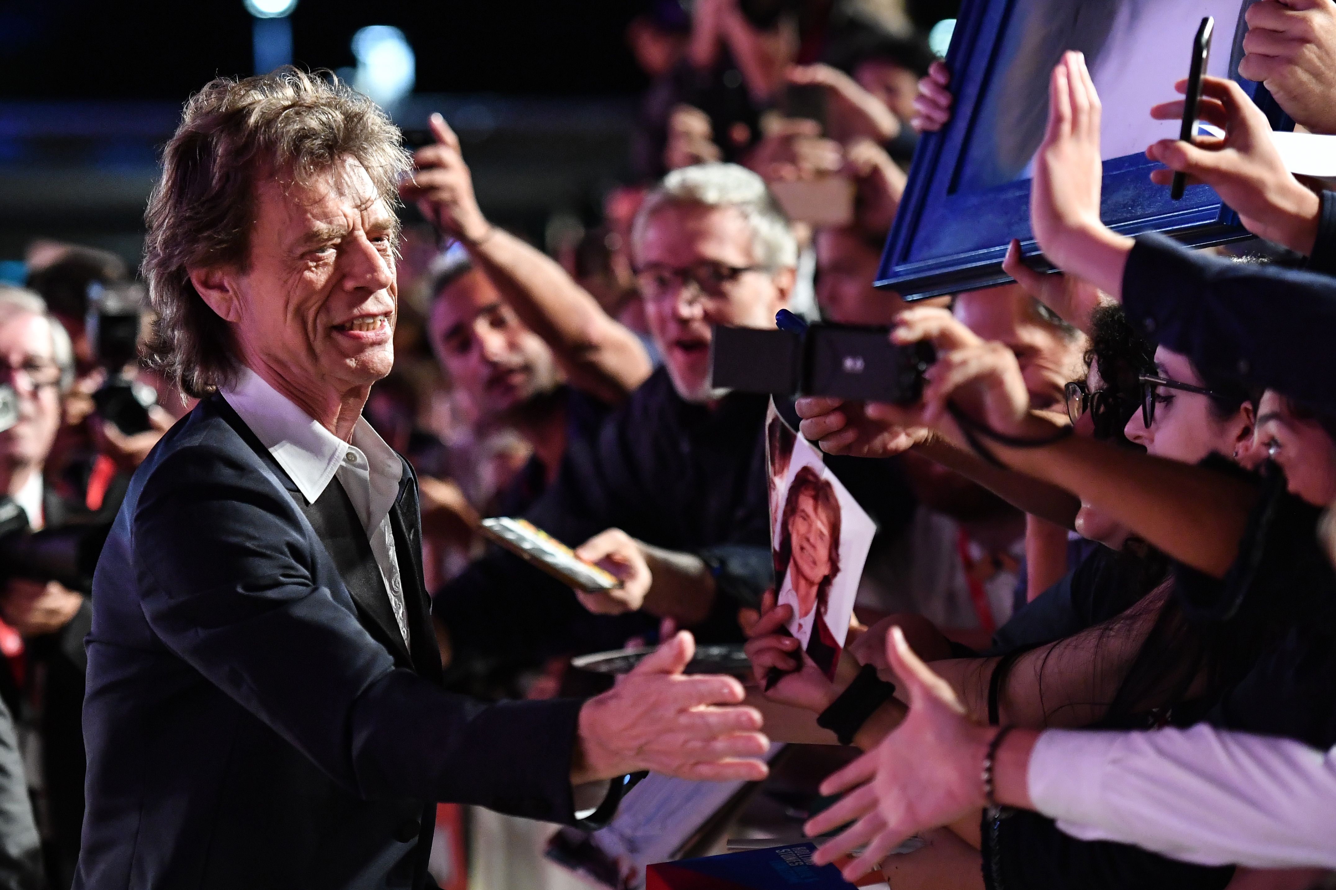 Mick Jagger diwawancarai wartawan pada pembukaan festival Film Venics di Italia, Sabtu (8/9)