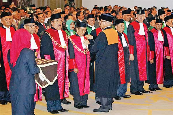 Ketua Mahkamah Agung (MA) Hatta Ali mengalungkan tanda jabatan kepada 25 Ketua Pengadilan Tingkat Banding di Gedung Mahkamah Agung, Jakarta