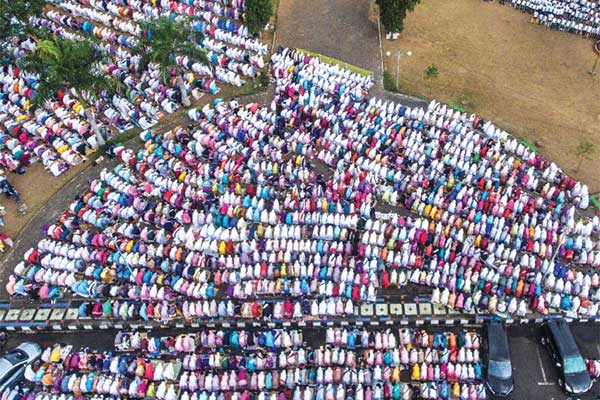 Foto udara umat muslim menunaikan salat Istiska di Alun-alun Ciamis, Kabupaten Ciamis, Jawa Barat, kemarin.