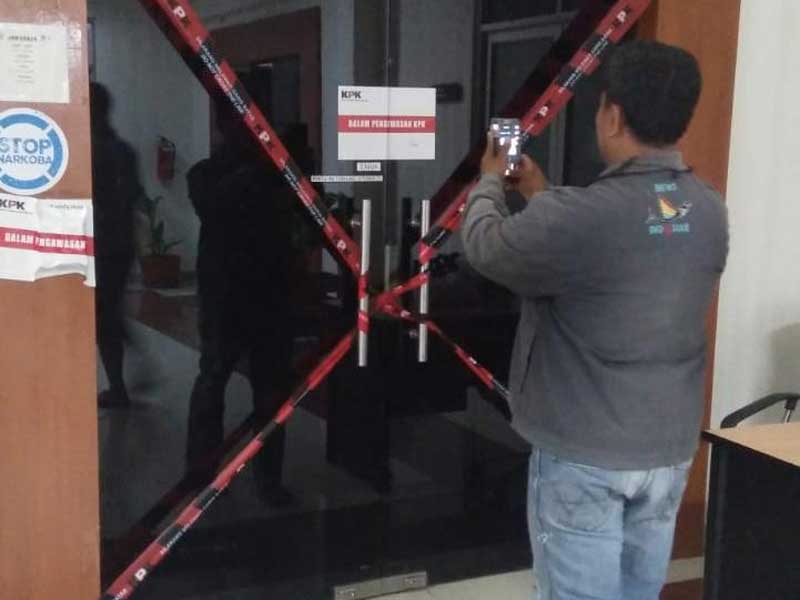 Ruang kerja Bupati Muara Enim disegel oleh KPK pasca operasi tangkap tangan pada Senin (2/9) malam. 
