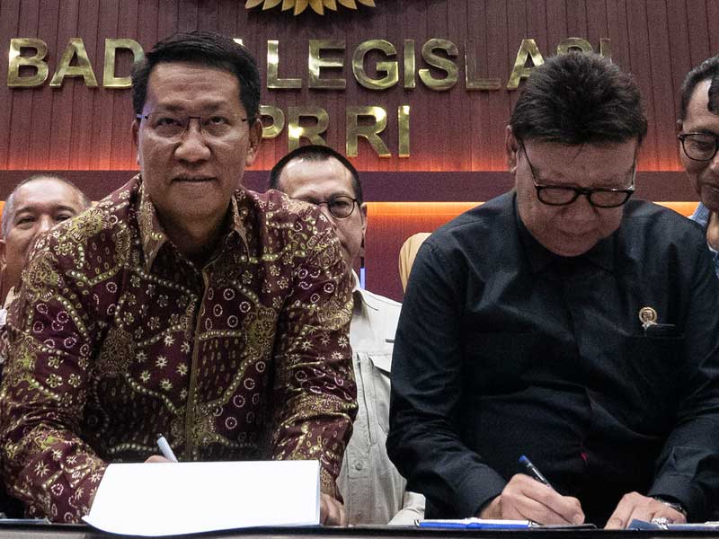 Ketua Badan Legislasi (Baleg) Supratman Andi Agtas (kiri) bersama Menteri Dalam Negeri Tjahjo Kumolo menandatangani berkas pengesahan UU MD3