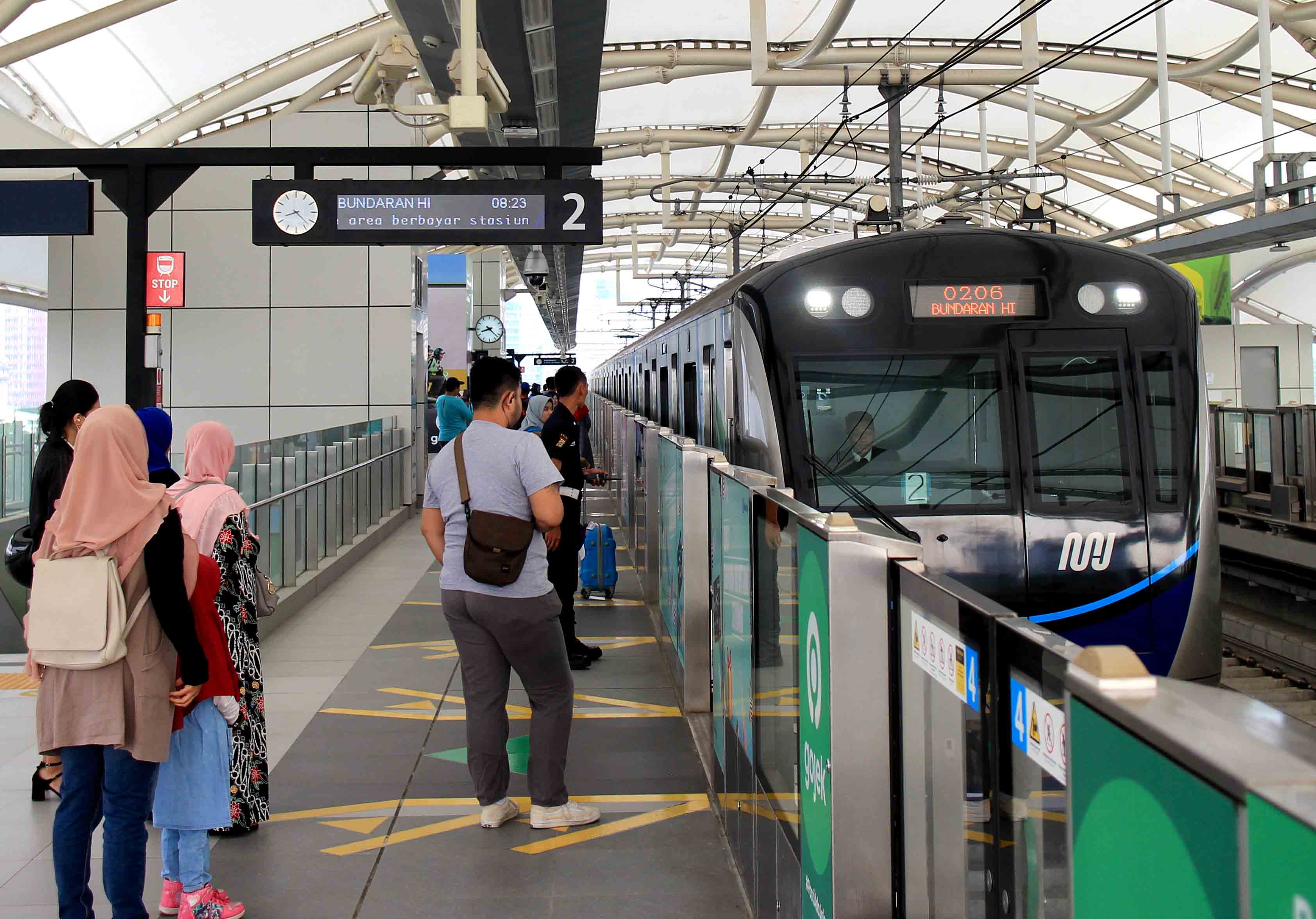 Penumpang menaiki Moda Raya Terpadu (MRT) di Stasiun Fatmawati, Jakarta, Minggu (4/8).