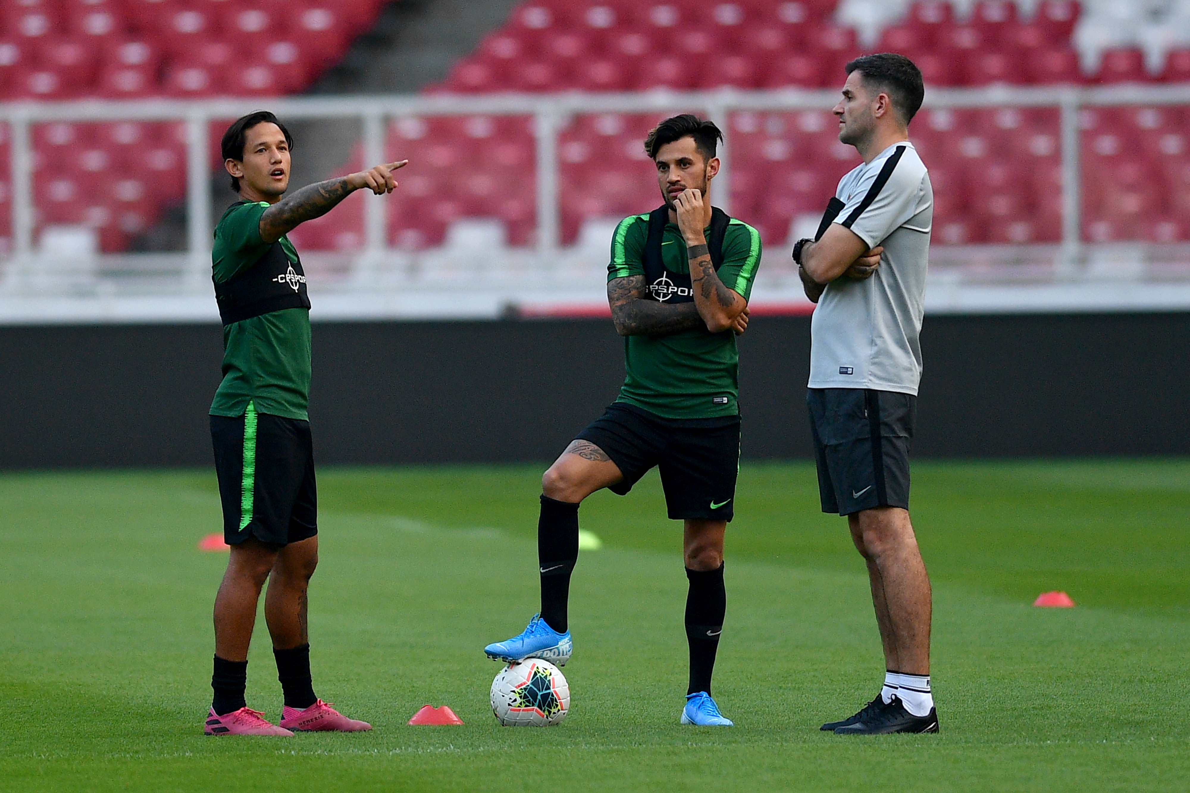 Pelatih timnas senior Simon McMenemy berbicara dengan para pelatihnya dalam sesi latihan.