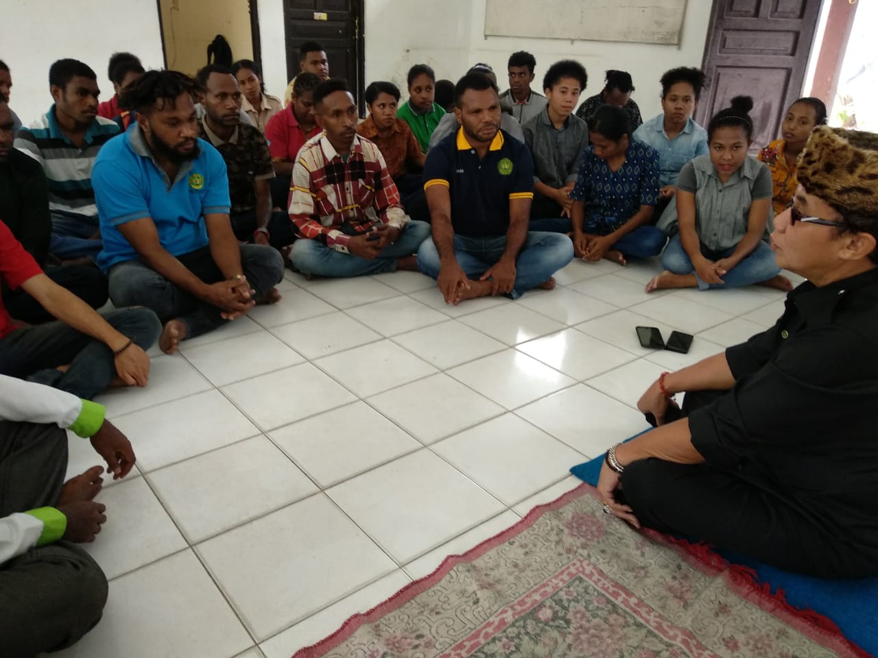 Rektor UPR Andrie Elia Embang (kanan) berdialog dengan mahasiswa asal Papua yang tengah menuntut ilmu di UPR.