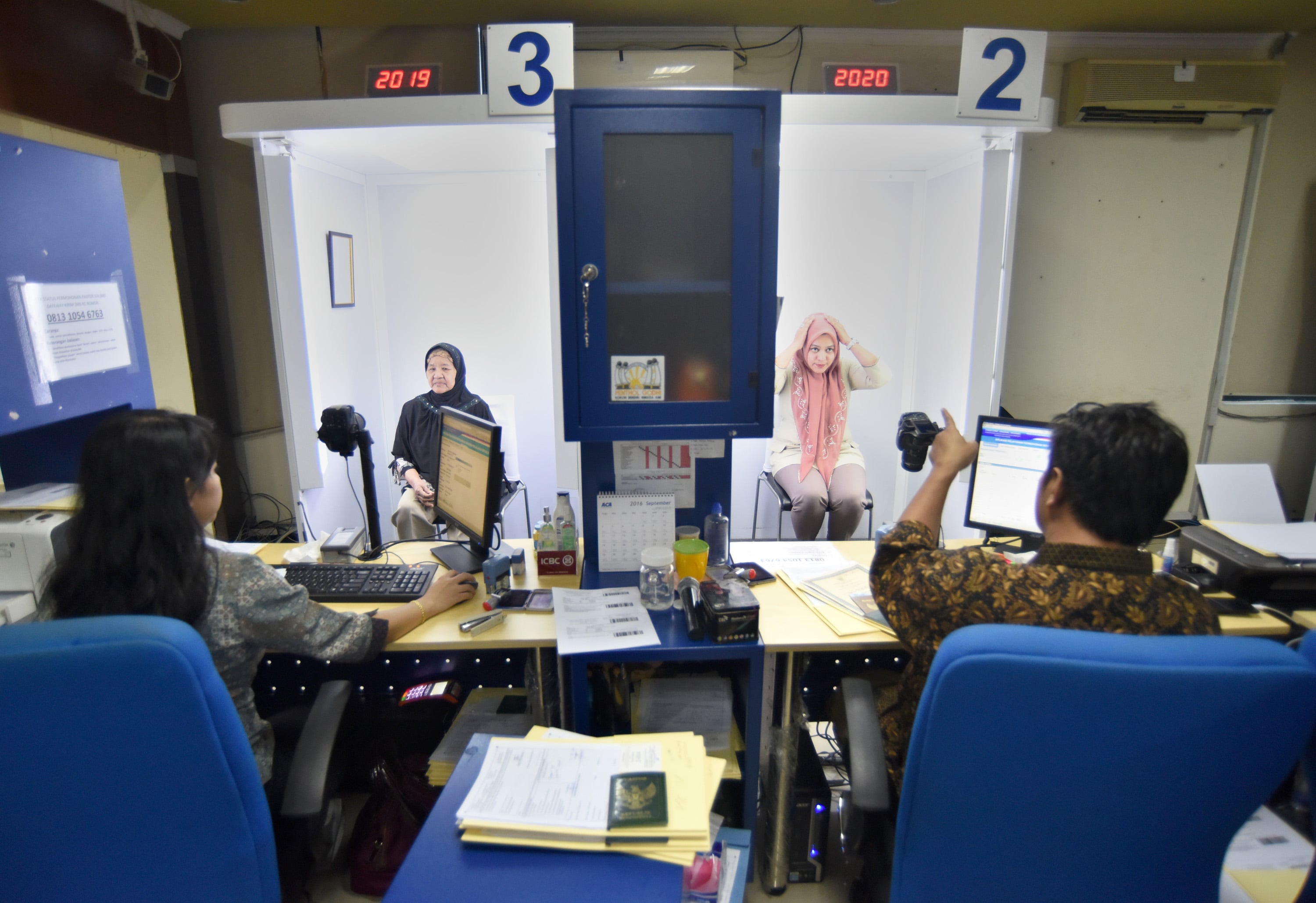 Proses pembuatan paspordi Kantor Imigrasi Jakpus. 