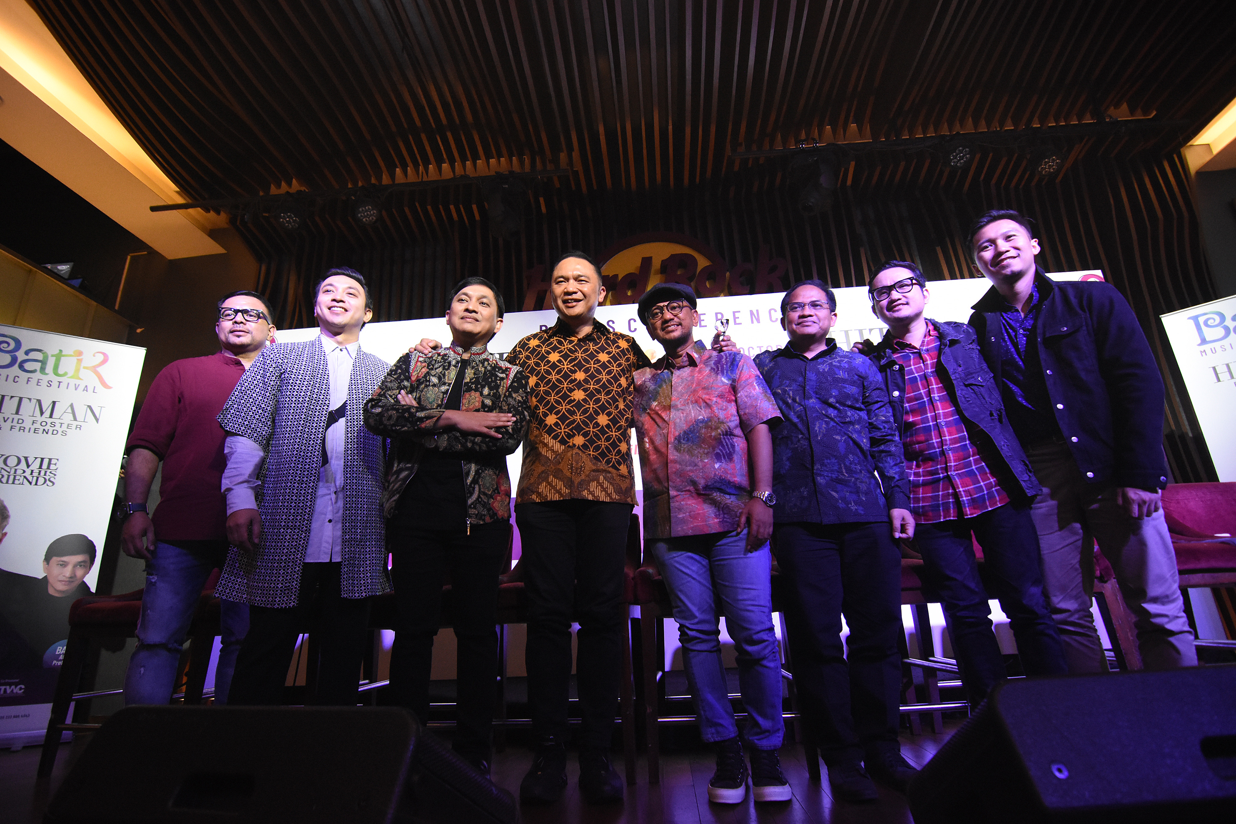 Founder & Promotor Batik Music Festival (CEO Rajawali Indonesia) Anas Syahrul Alimi (keempat kanan)