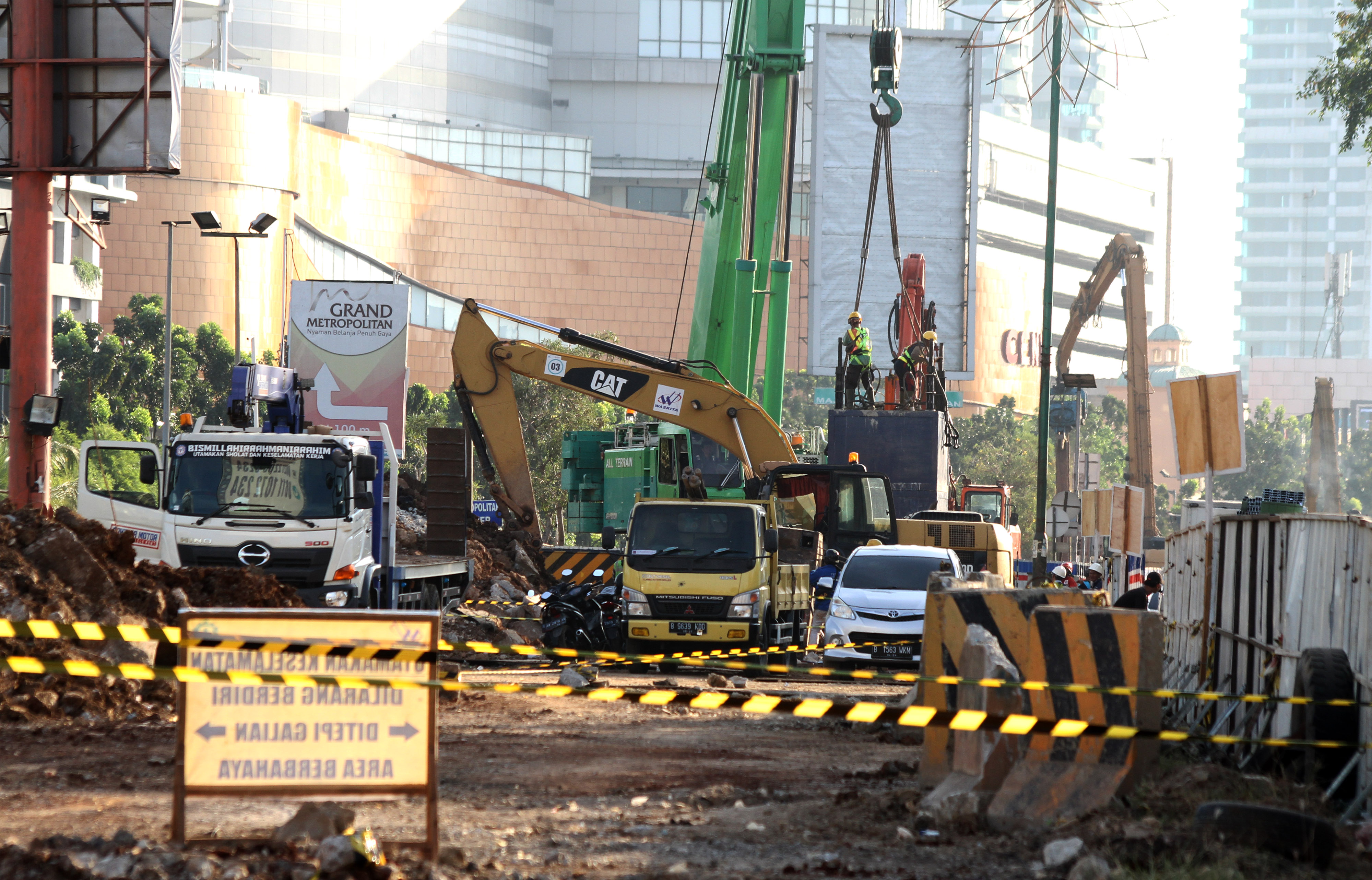 Pekerja menyelesaikan proyek lanjutan pembangunan jalan Tol Bekasi Cawang Kampung Melayu (Becakayu) di Bekasi, Jawa Barat.