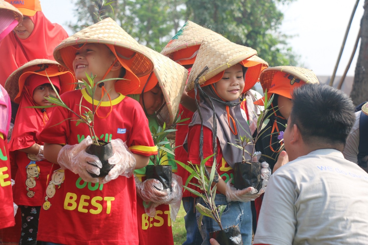 Edukasi soal sampah dan penanaman pohon terhadap siswa-siswi SD
