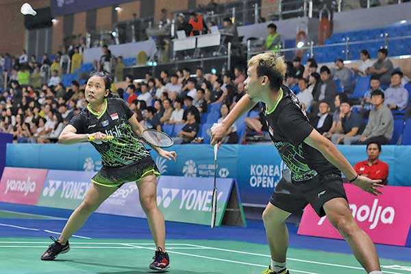 Pasangan ganda campuran Rinov Rivaldy/Pitha Haningtyas Mentari berupaya mengembalikan bola ke arah wakil Tiongkok, He Ji Ting/Du Yue.