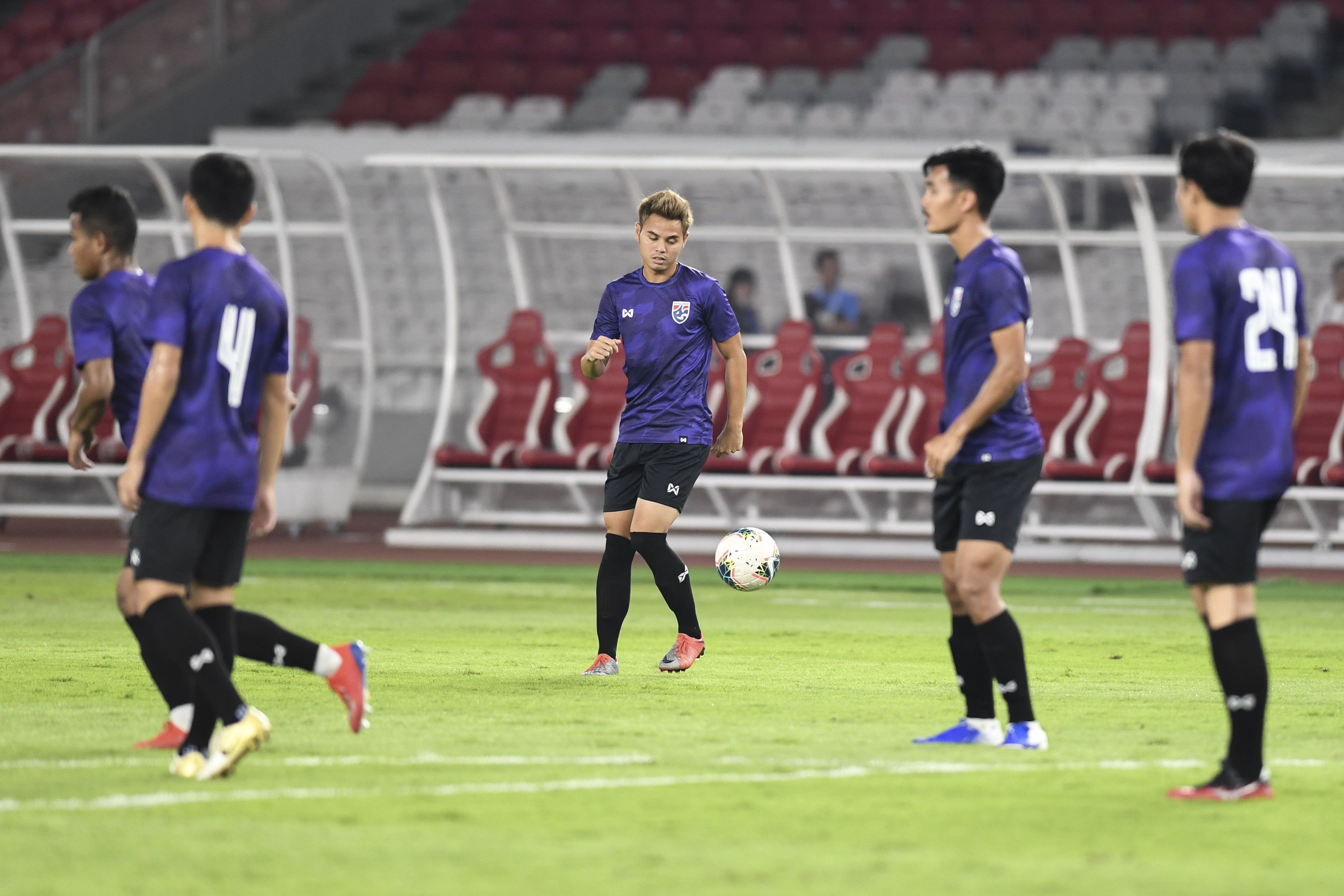  Para pemain Timnas Thailand tengah mengikuti sesi latihan di Stadion Utama Gelora Bung Karno, Senayan, Jakarta, Senin (9/9).