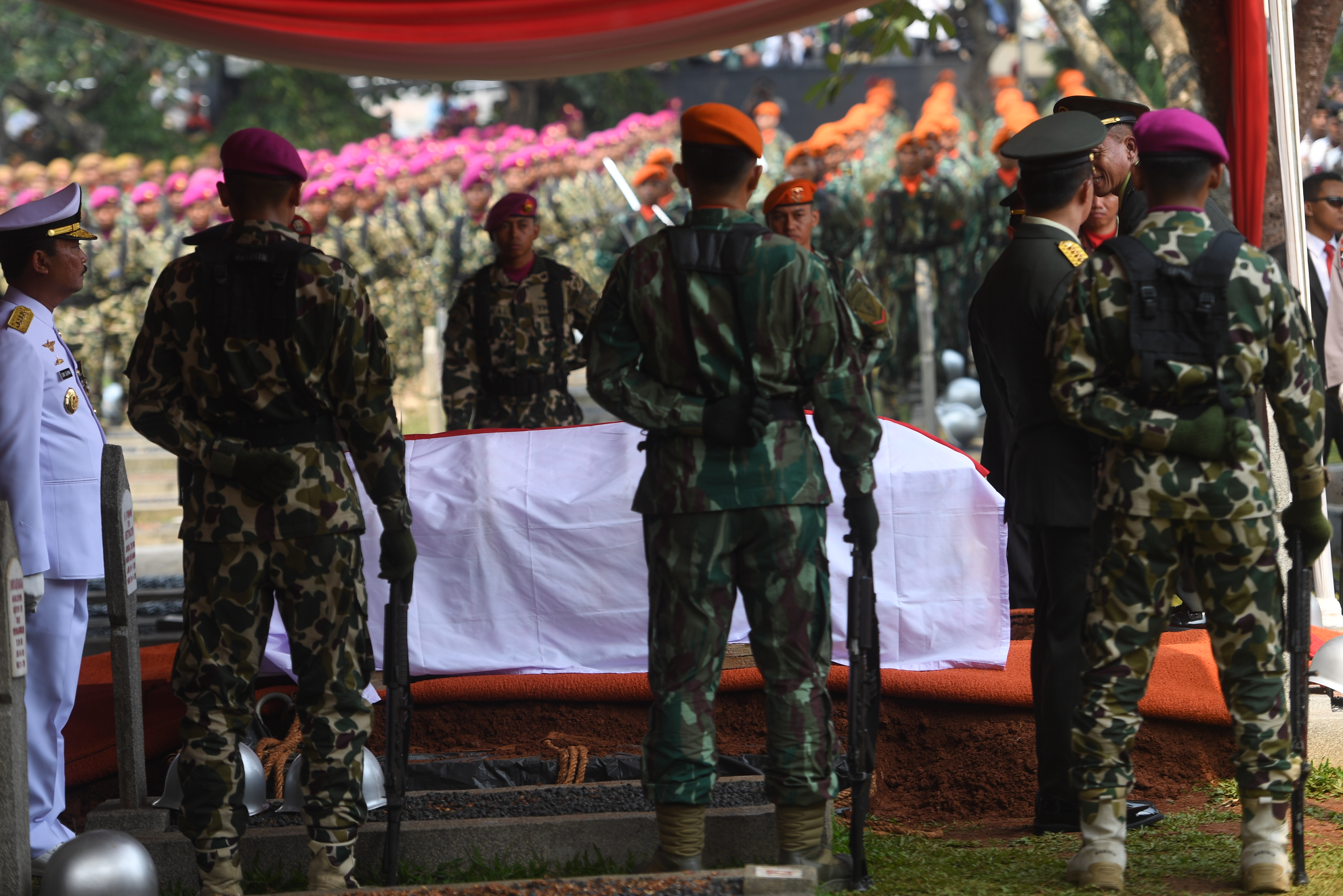 Jokowi Pimpin Upacara Pemakaman Habibie