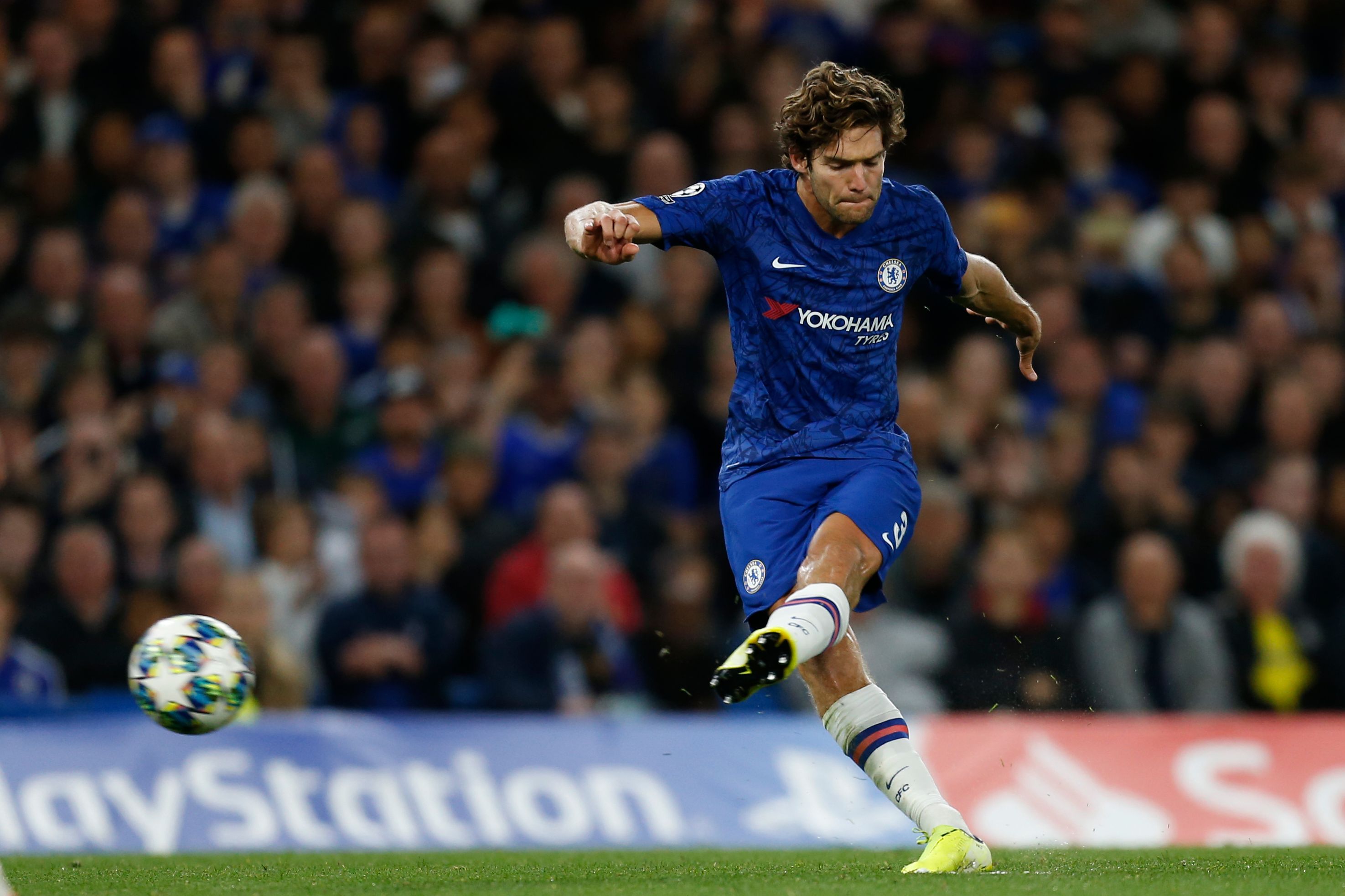 Bek Chelsea asal Spanyol Marcos Alonso melakukan tendangan bebas