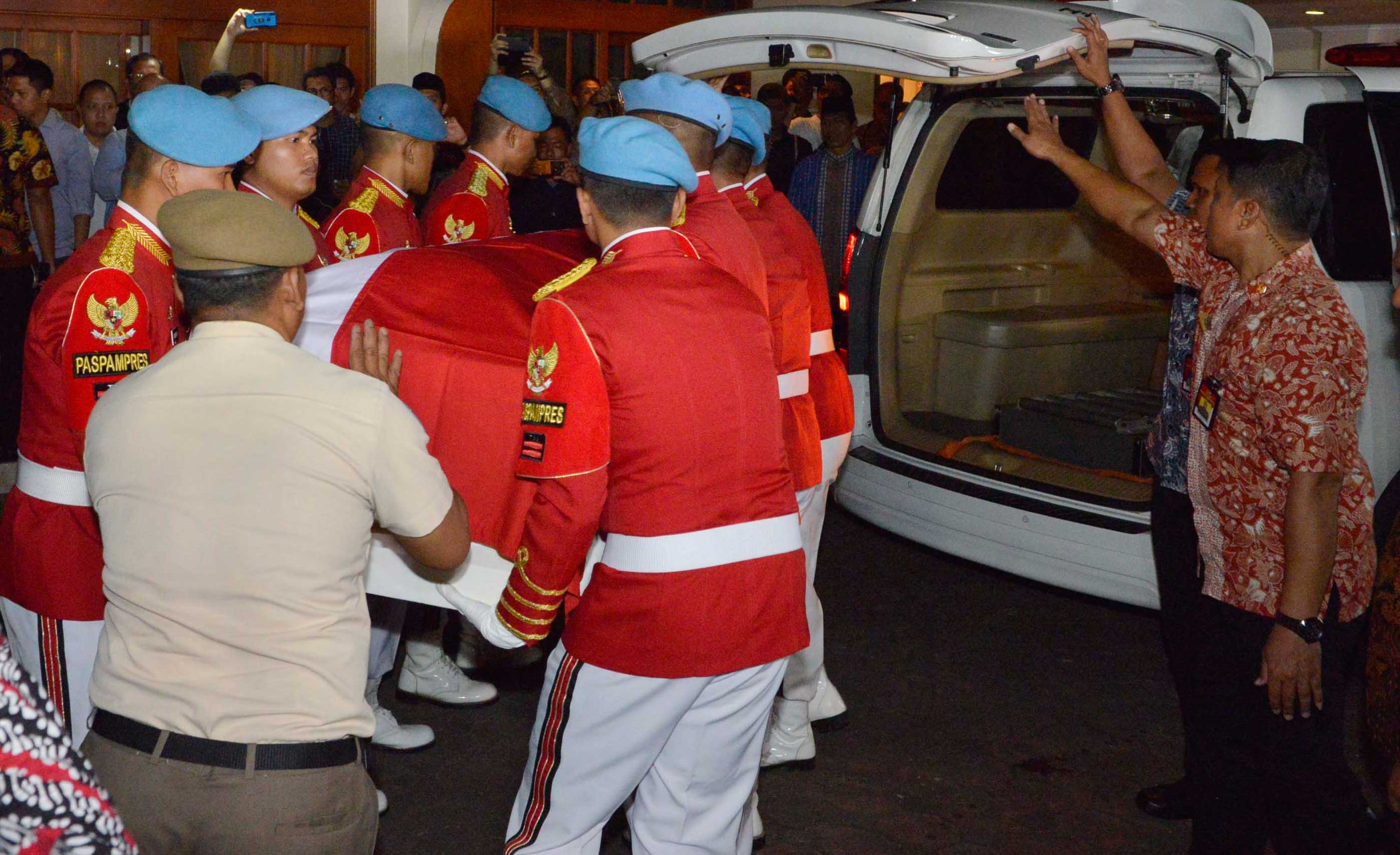 Pasukan Pengusung Jenazah mengeluarjan peti Jenazah Presiden ke-3 BJ Habibie saat tiba dirumah duka di Perumahan Patra, Kuningan, Jakarta.