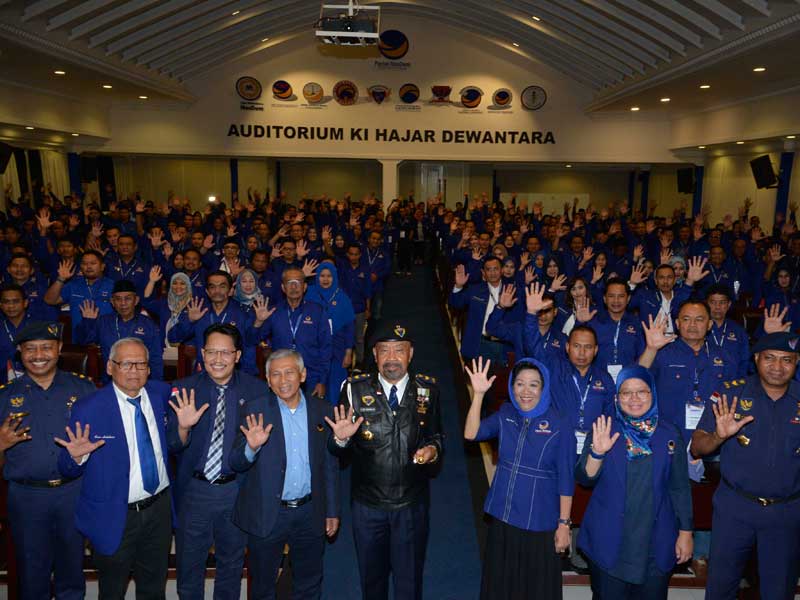 Nining Indra Shaleh (ketiga dari kanan) bersama dengan Gubernur ABN NasDem IGK Manila (tengah), Ketua Mahkamah NasDem Saur Hutabarat.