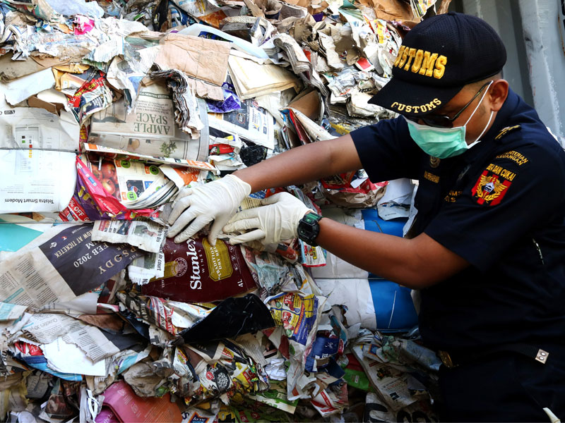 Petugas menunjukkan kertas bekas (waste paper) impor yang dikirim dari Australia.