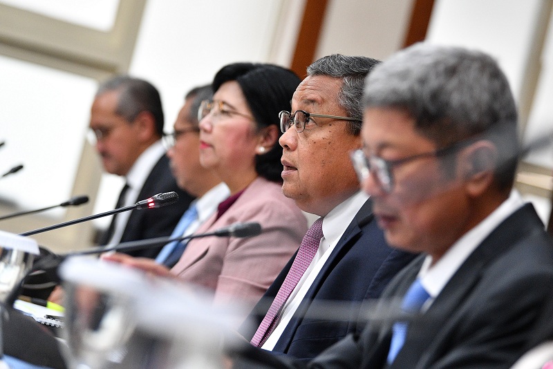 Gubernur BI Perry Warjiyo (kedua kanan) memberikan keterangan pers hasil Rapat Dewan Gubernur di kantor BI, Jakarta, Kamis (19/9).