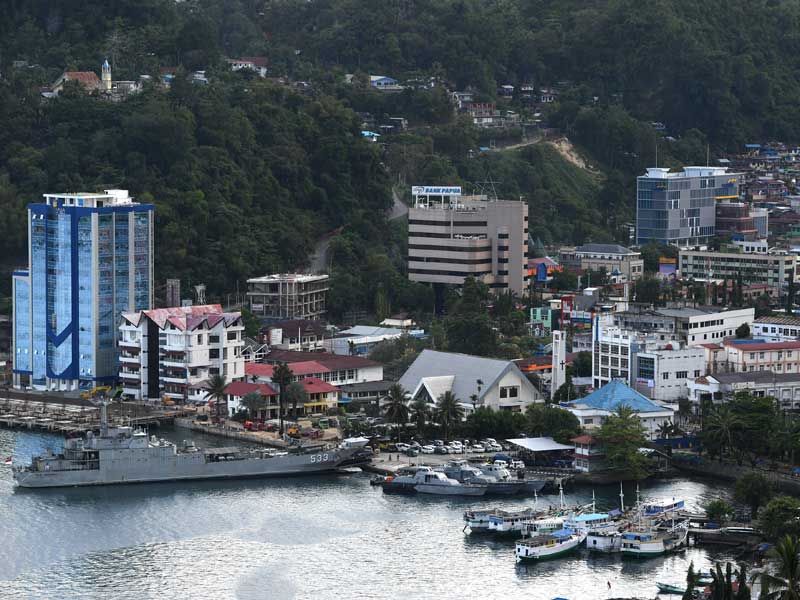 Suasana perkantoran di sekitar Pelabuhan Jayapura, Kota Jayapura, Papua, Senin (2/9/2019). 