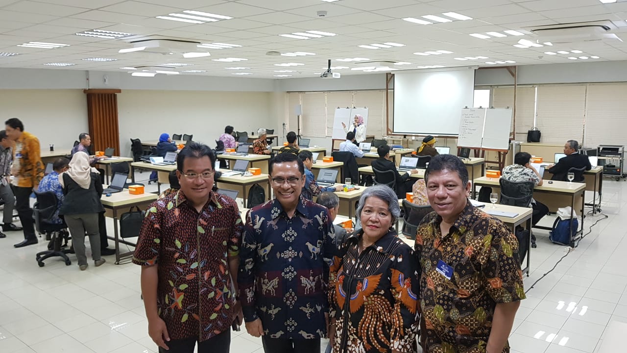 Ketua Majelis Wali Amanat UI, Saleh Husin (dua dari kiri)