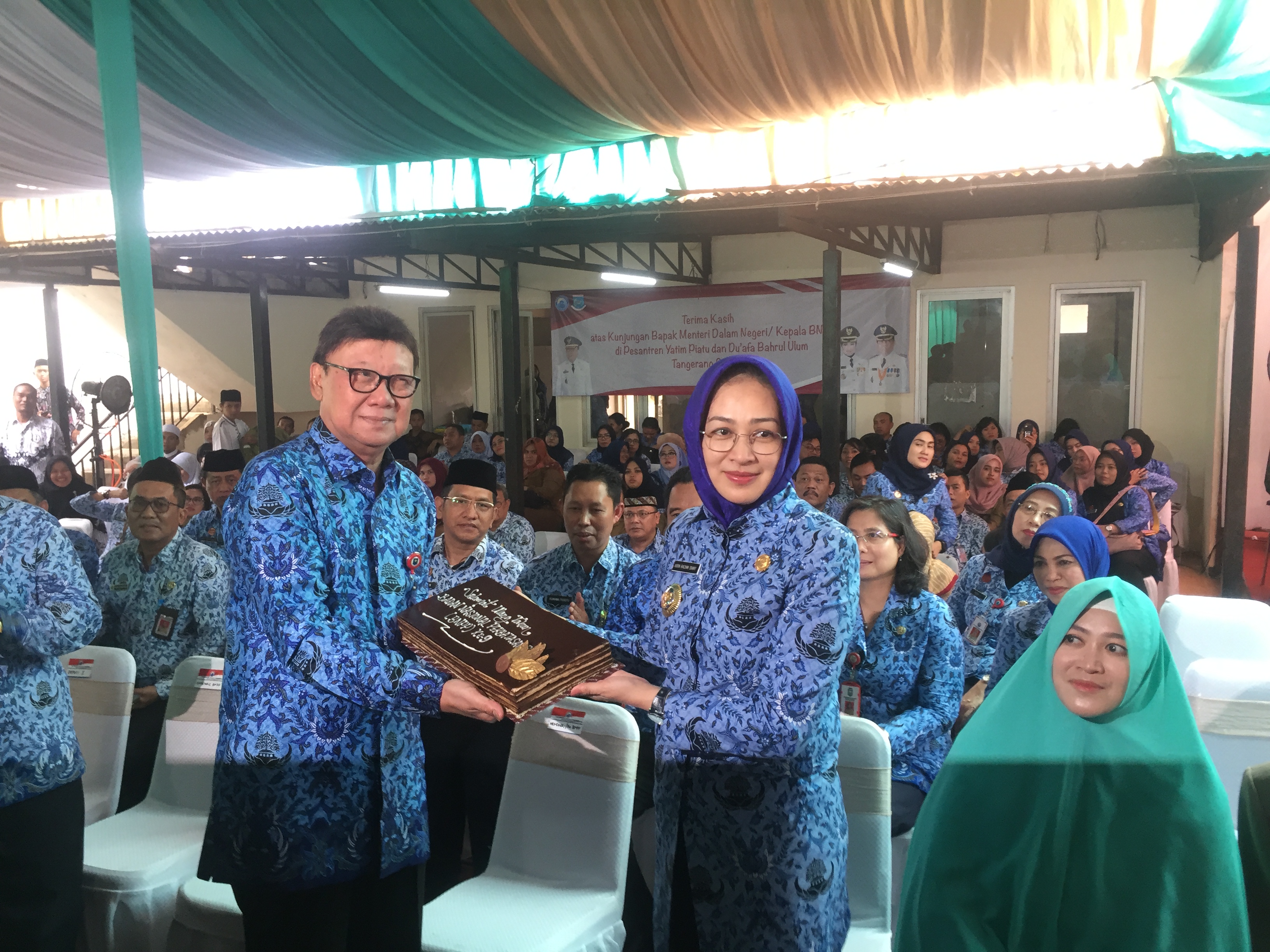 Mendagri Tjajo Kumolo (kiri) menyerahkan cendera mata kepada Wali Kota Tangerang Selatan Airin Rachmy Diani, Selasa (17/9).