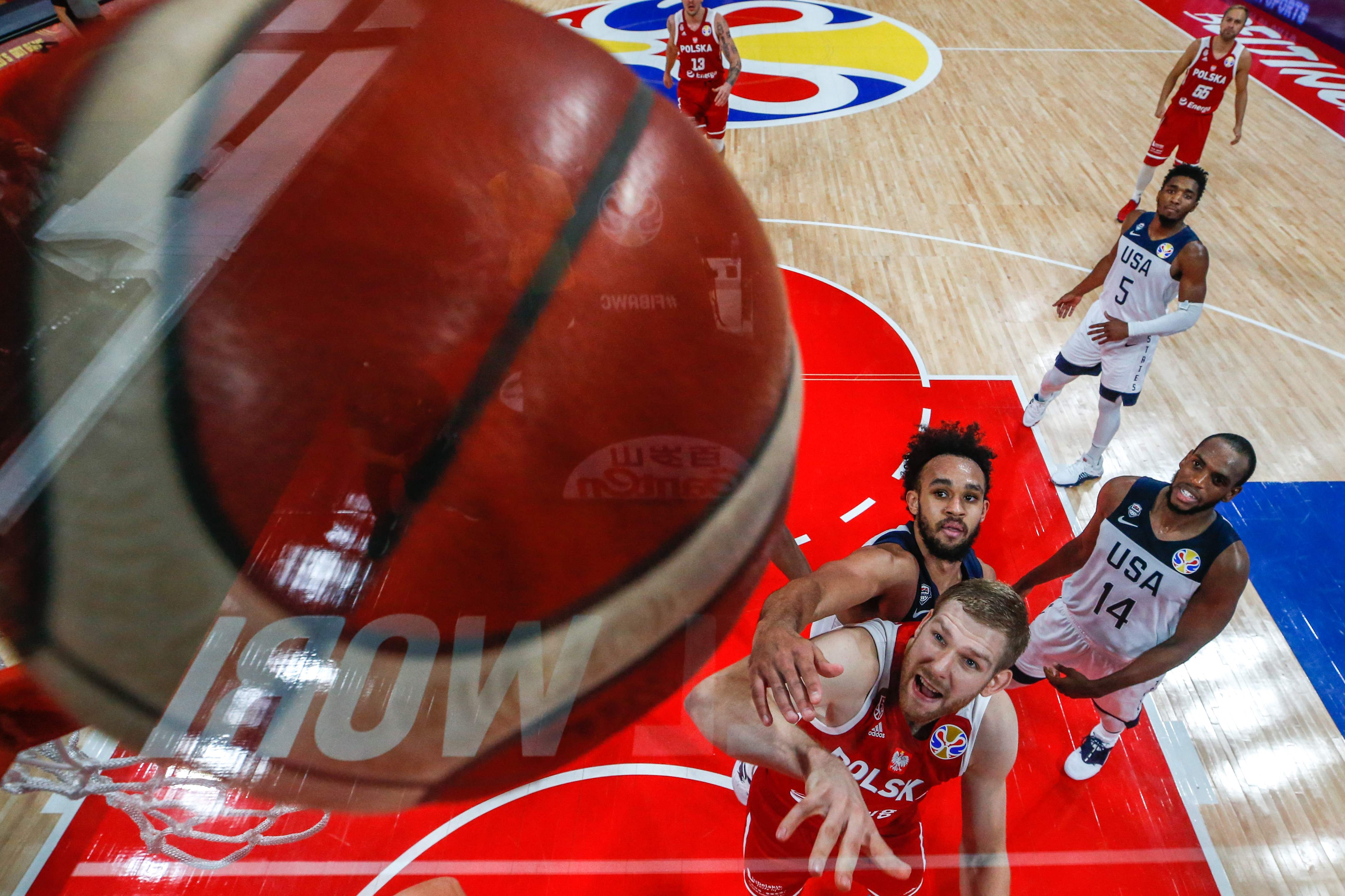 Tim basket AS saat menghadapi Polandia dalam perebutan peringkat ketujuh Piala Dunia FIBA di Beijing, Tiongkok, Sabtu (14/9).