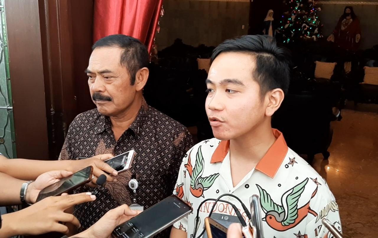 Gibran Rakabuming Raka (kanan) usai bertemu Wali Kota Surakarta FX Hadi Rudyatmo (kiri)