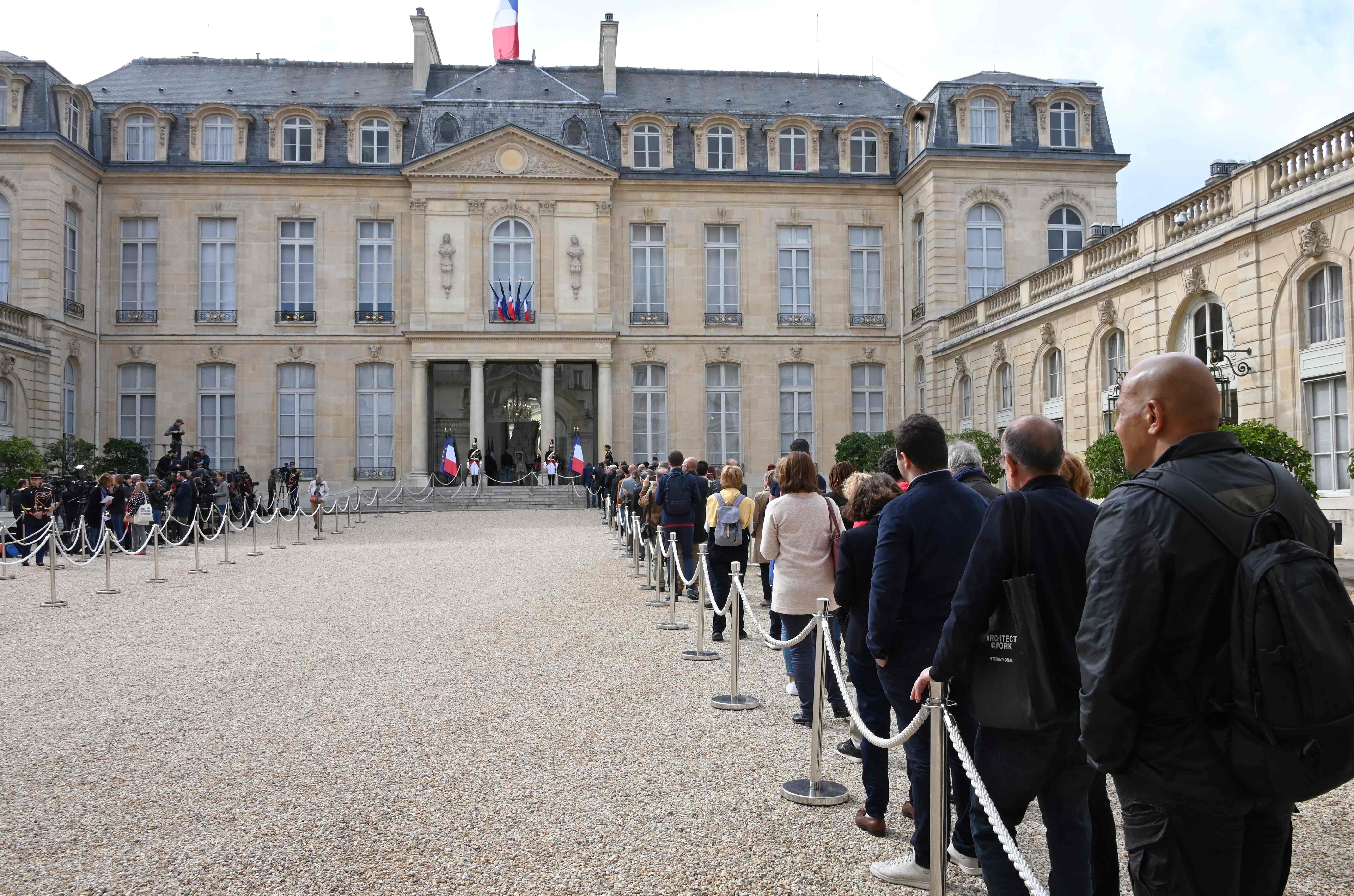 Warga mengantre untuk memberikan penghormatan di depan foto mendiang Presiden Prancis Jacques Chirac yang dipajang di Istana Elysee.