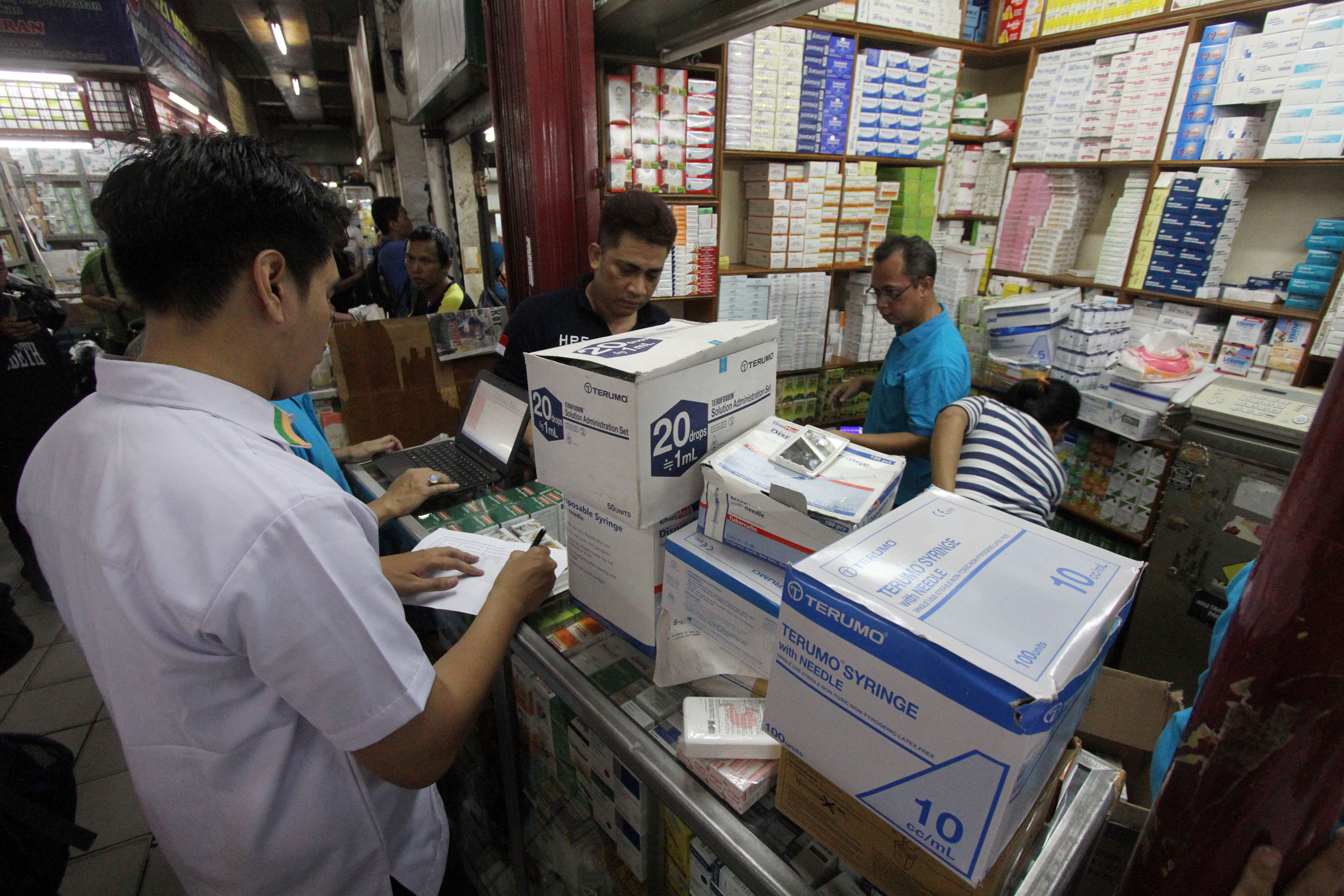 Petugas Badan Pengawas Obat dan Makanan (BPOM) DKI Jakarta memeriksa obat-obatan yang dijual di pasaran.