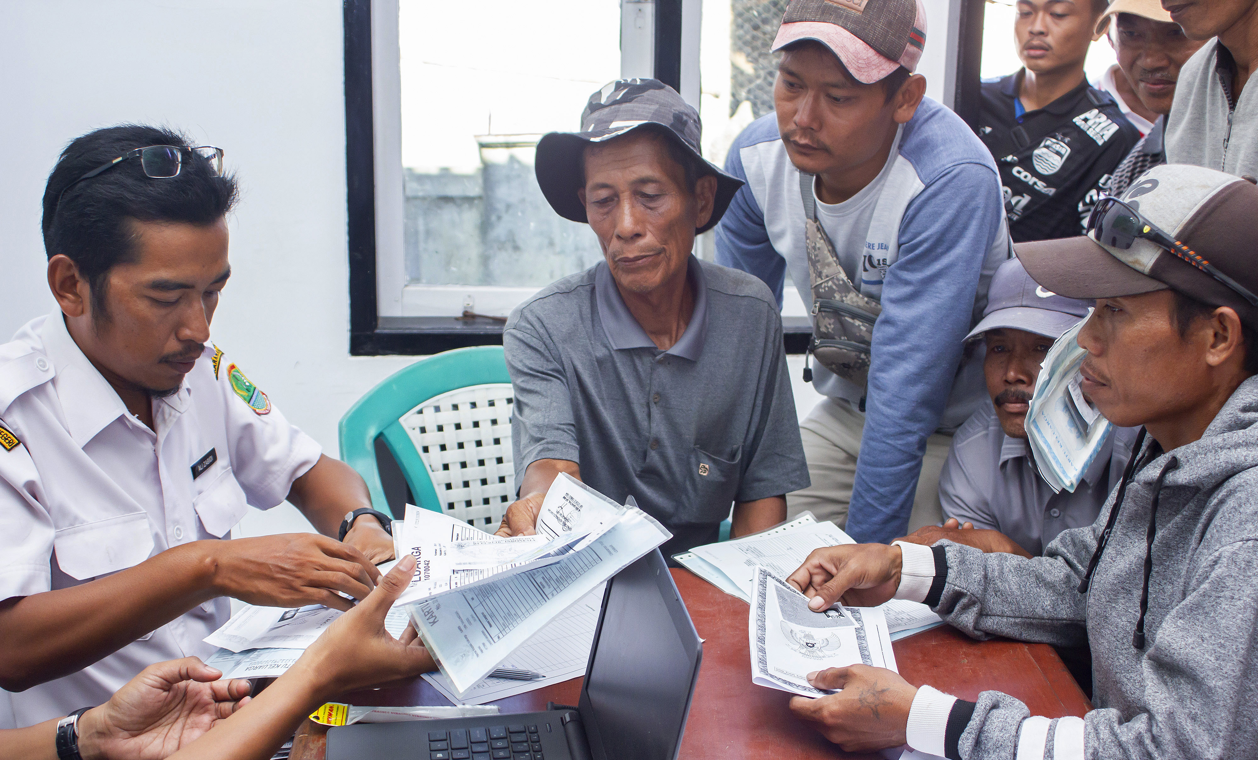 Sejumlah warga terdampak tumpahan minyak mentah antre untuk memverifikasi ulang data pencairan dana kompensasi dari Pertamina