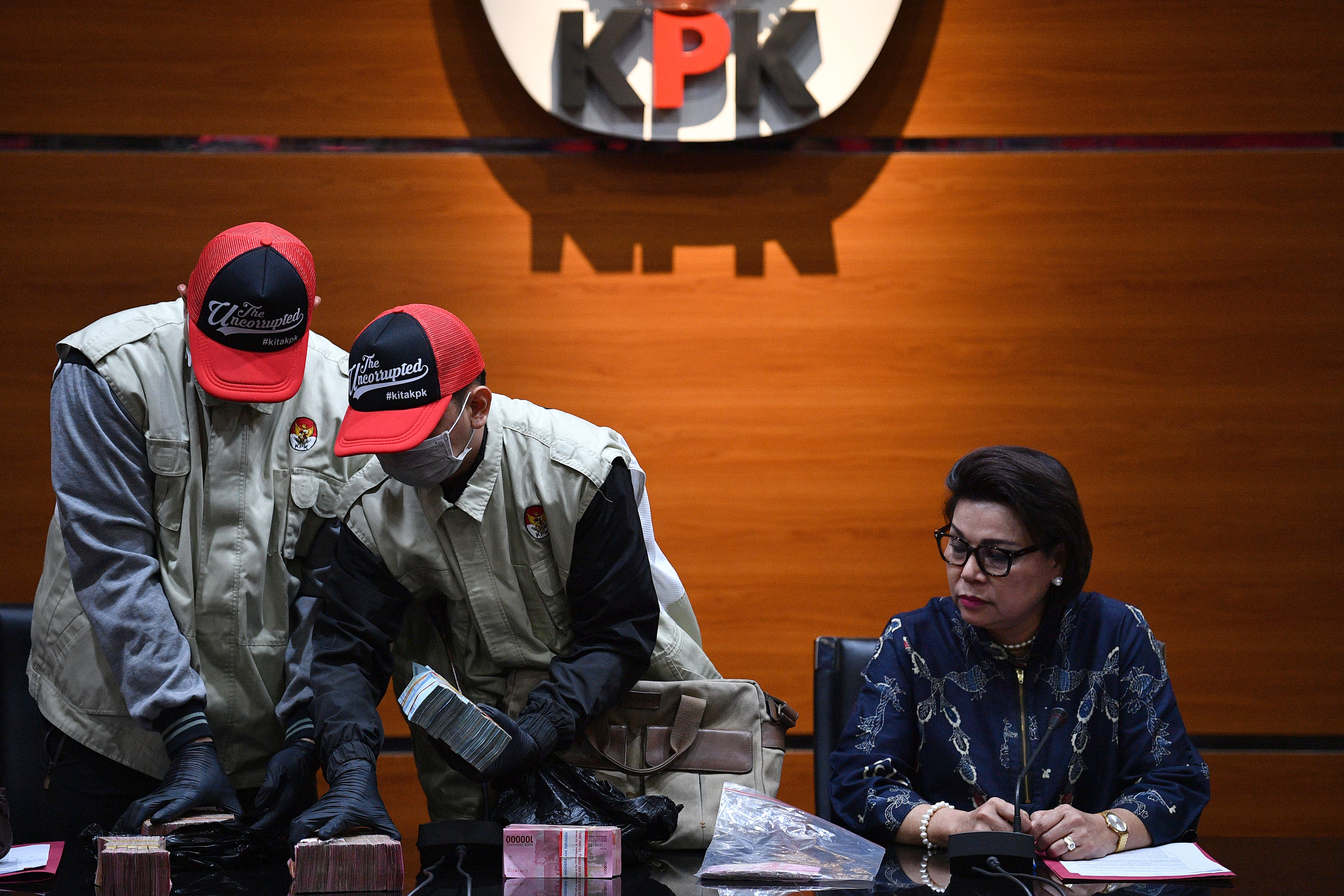 Wakil Ketua KPK Basaria Panjaitan (kanan) dan penyidik menunjukkan barang bukti hasil operasi tangkap tangan (OTT) di Kantor KPK, Jakarta.