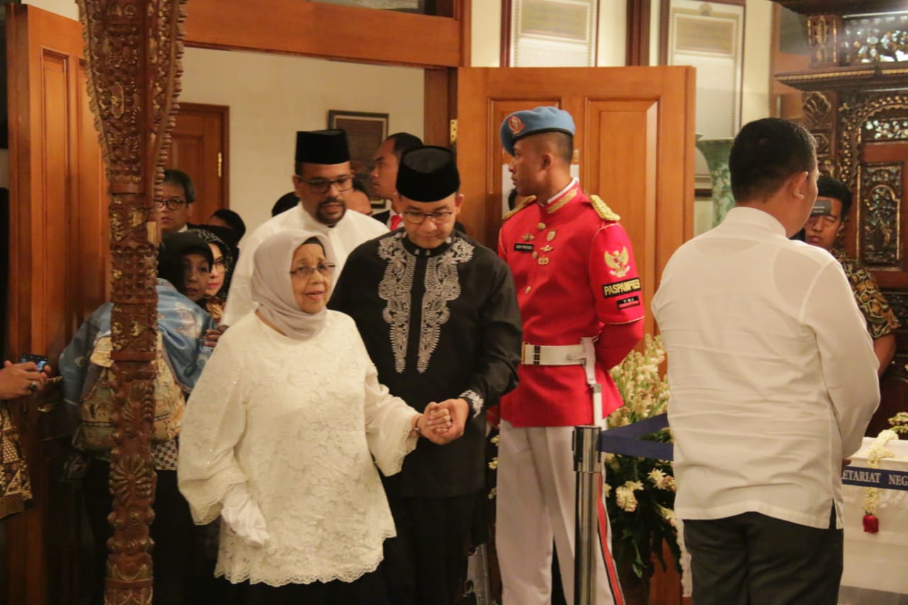 Gubernur DKI Jakarta Anies Baswedan (tengah) bersama ibundanya melayat ke rumah duka BJ Habibie