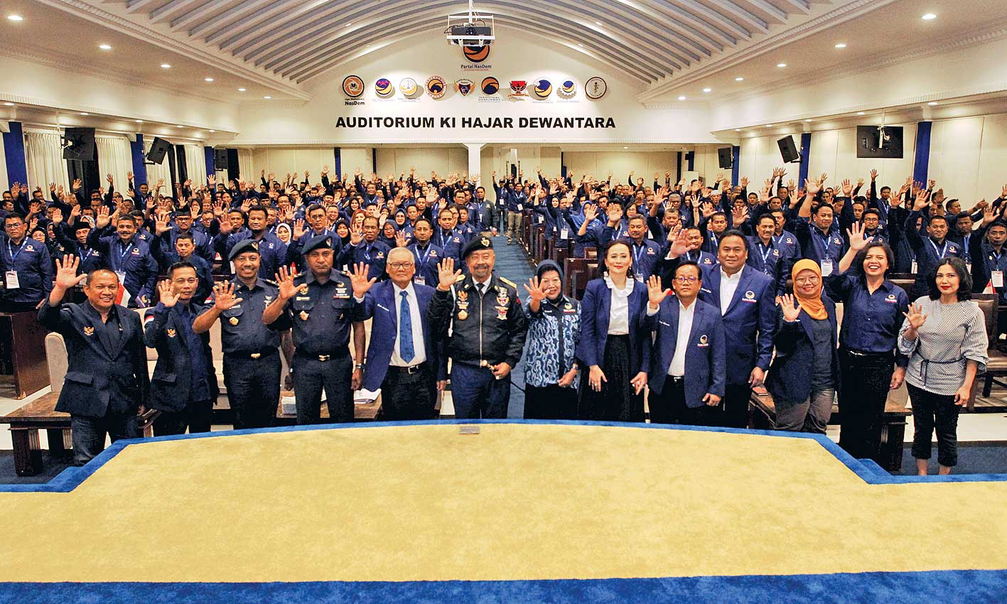 Gubernur Akademi Bela Negara (ABN) IGK Manila (tengah) bersama jajaran petinggi ABN beserta anggota dewan terpilih Partai NasDem.