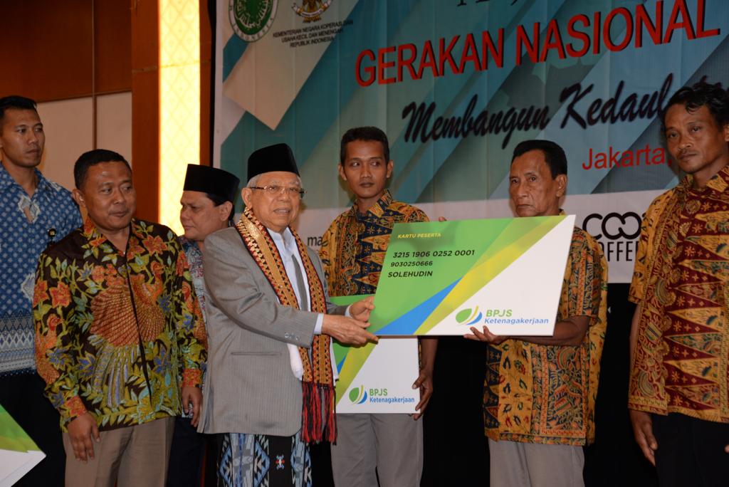 Wapres terpilih KH. Ma'ruf Amin menyerahkan kartu peserta BPJS TK kepada 5 Petani didampingi Eko Darwanto (Anggota Dewas BPJS TK).