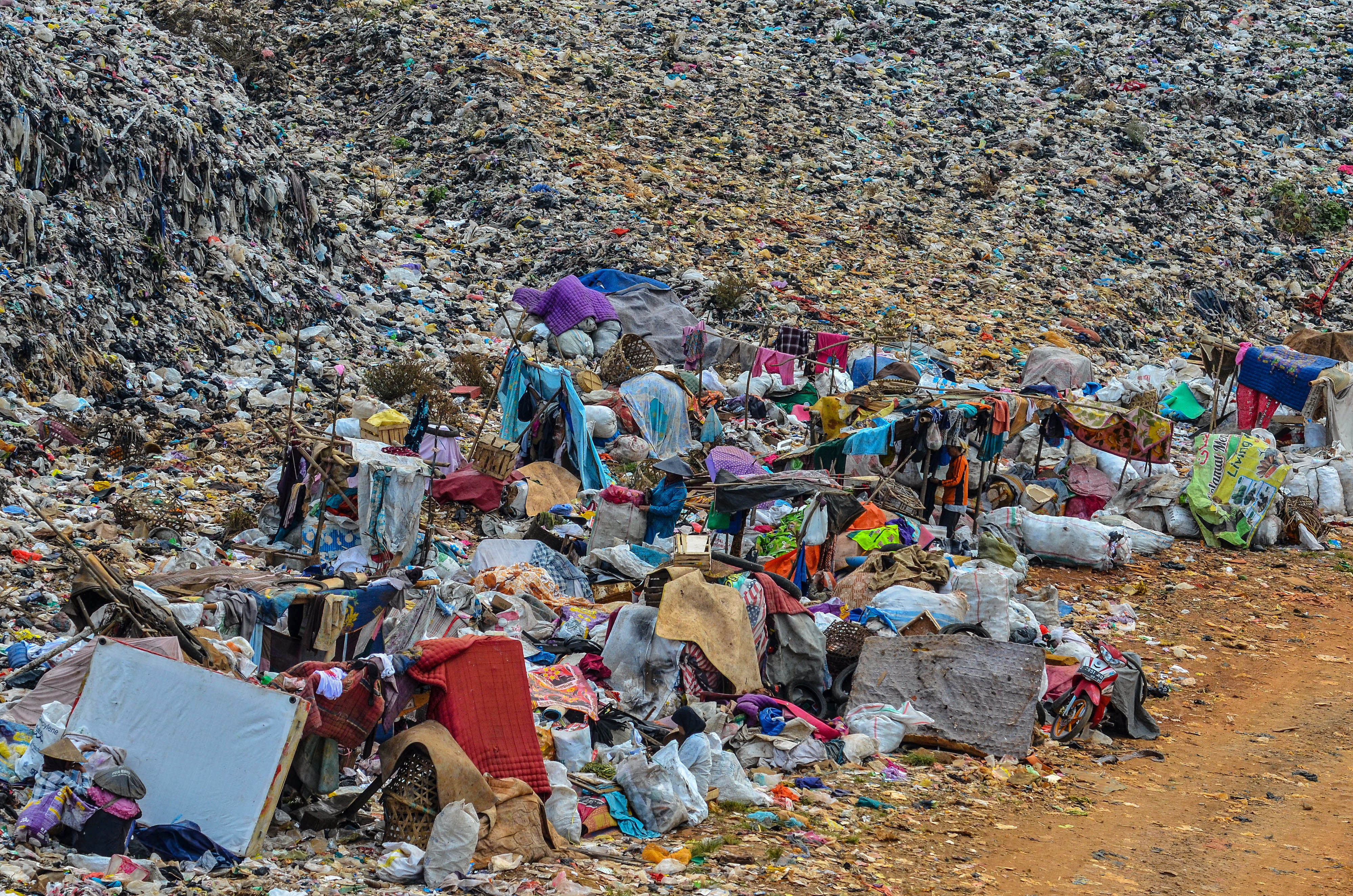 sampah plastik di TPA